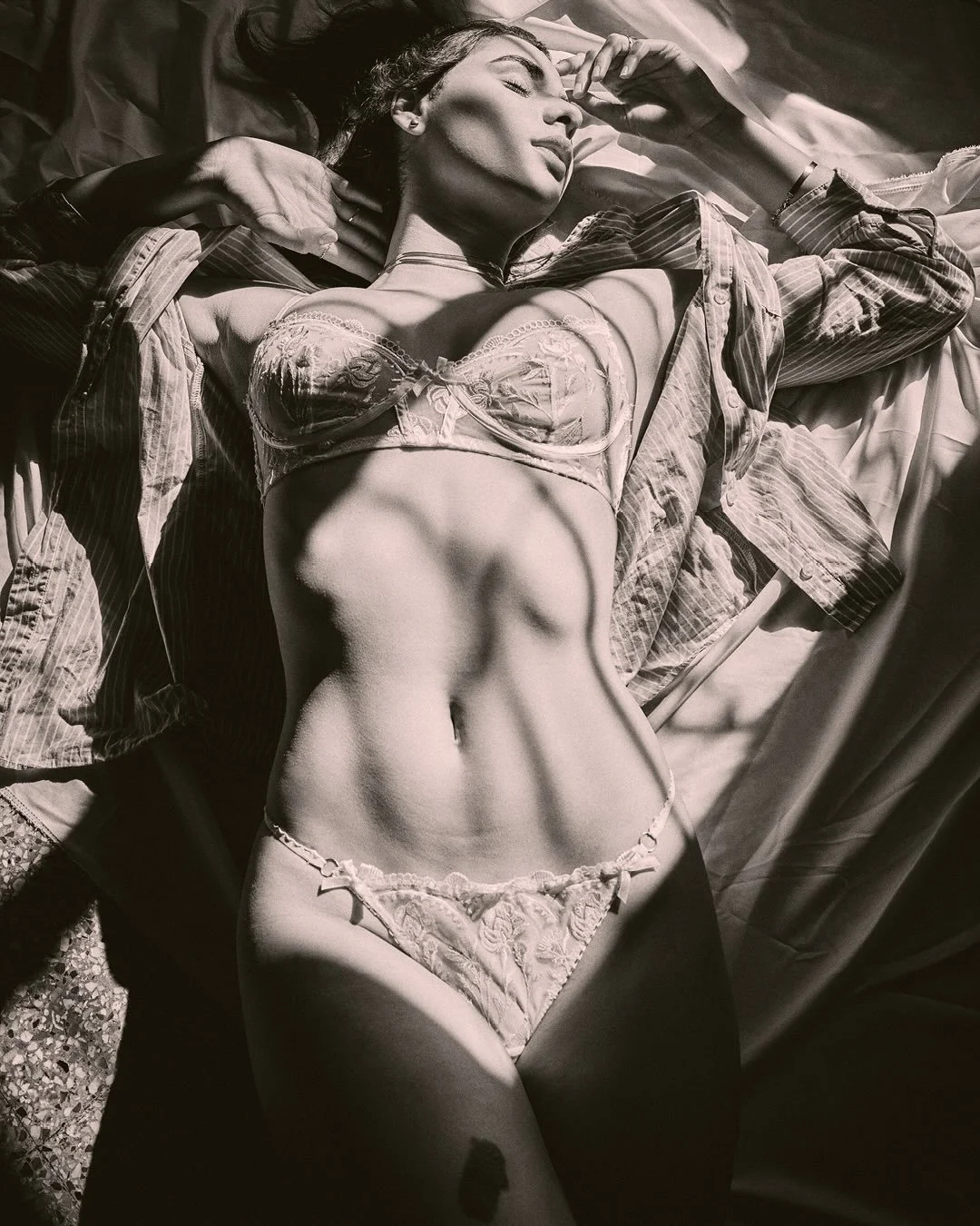 Where light shapes the silhouette.

A study in texture, fit, and movement,
crafted for lingerie brands that value
precision, detail, and elevated visual language.

From the 2024 archives with @isa_caetano.p 

Available for campaign and lookbook shoot