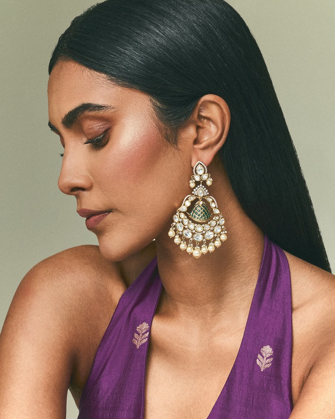 She Who Is Still
Stillness is not absence.
It is the moment before everything.
Before the noise, before the room notices,
before the light decides where to fall.
Shot for @kushalsfashionjewellery
Photography and Post Production: @anandclix
Creative D