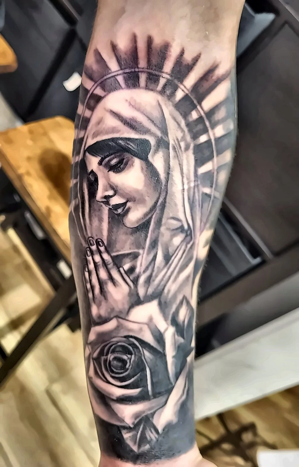 Black and Grey Tattoo Offenbach: betende Madonna mit Rose am Unterarm, King Tattoo