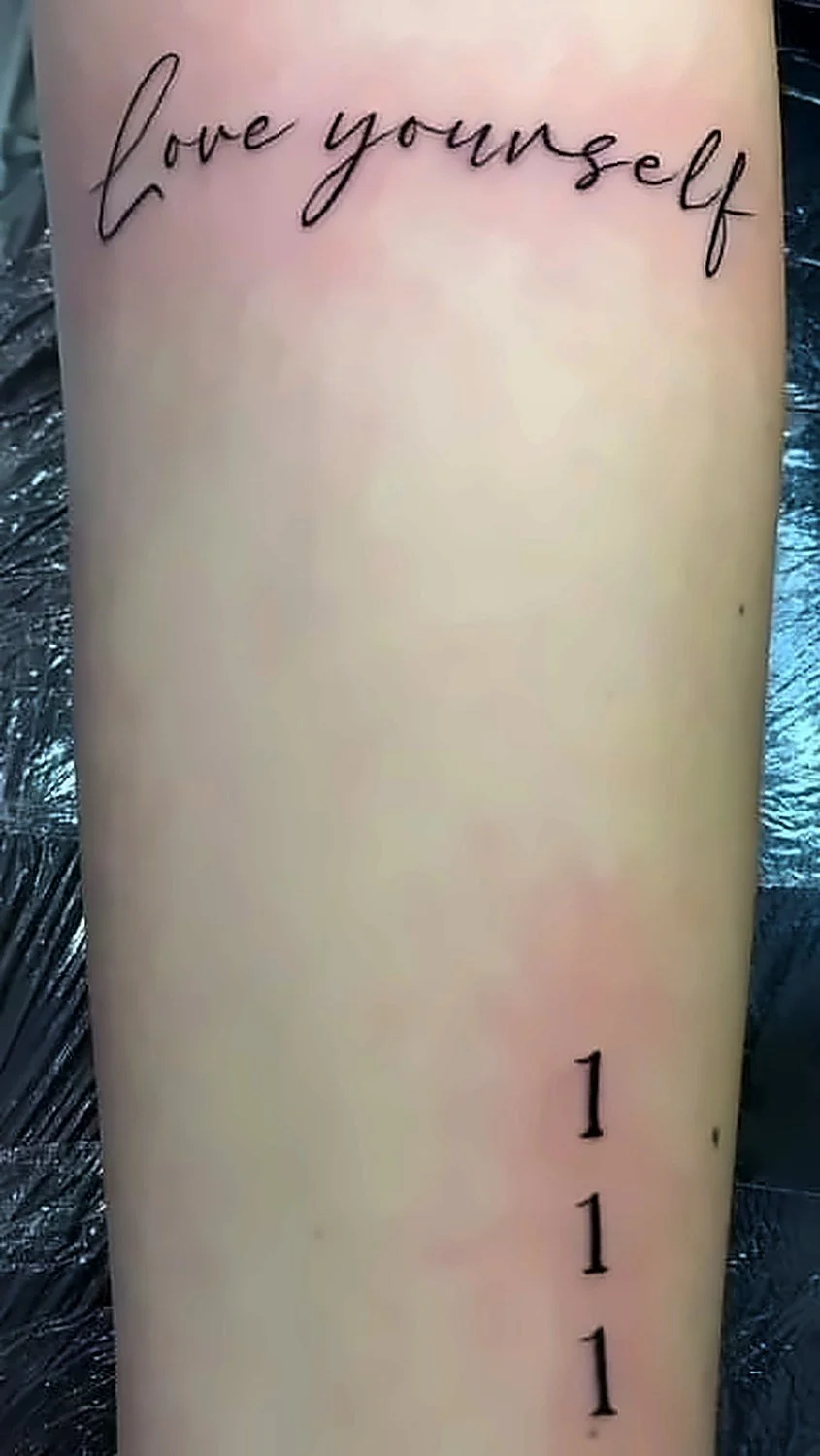 Lettering Tattoo Offenbach: Schriftzug Love yourself am Bein, King Tattoo