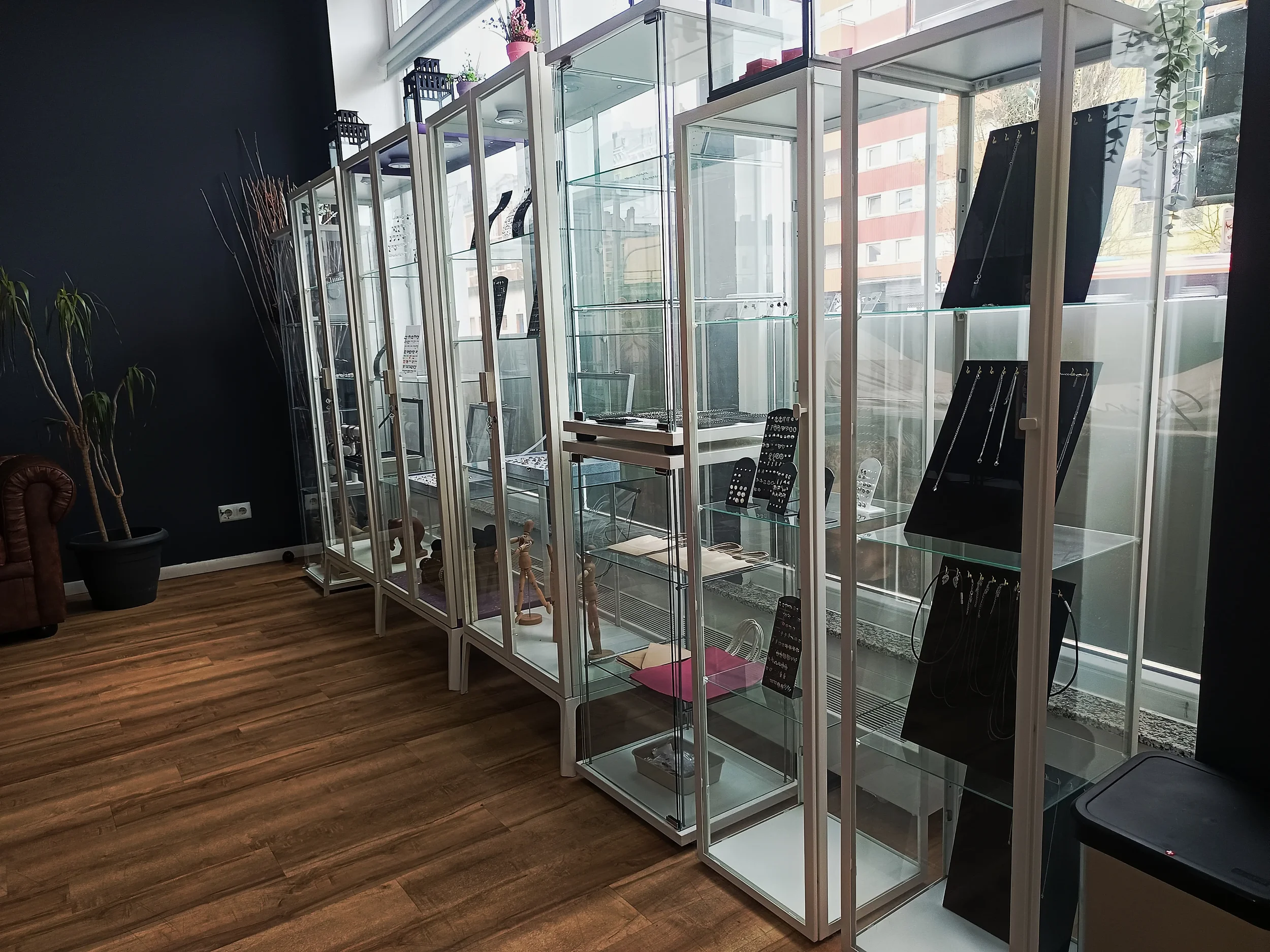 Glasvitrinen mit Piercing-Schmuck im King Tattoo & Piercing Studio Offenbach