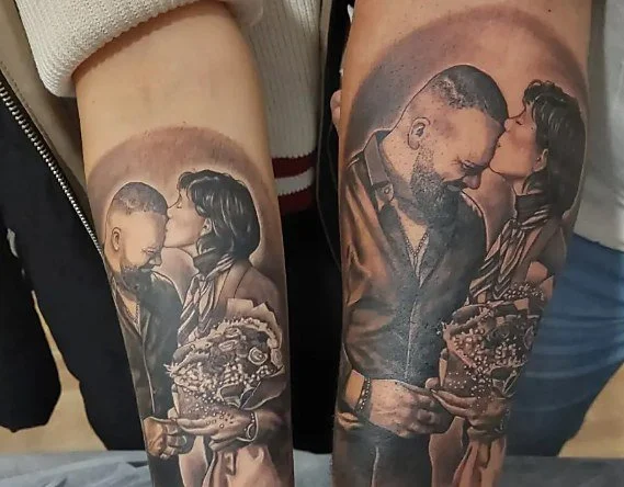 Portrait Tattoo Offenbach: Paarportrait mit Kuss und Blumenstrauß in Black and Grey auf beiden Unterarmen, King Tattoo
