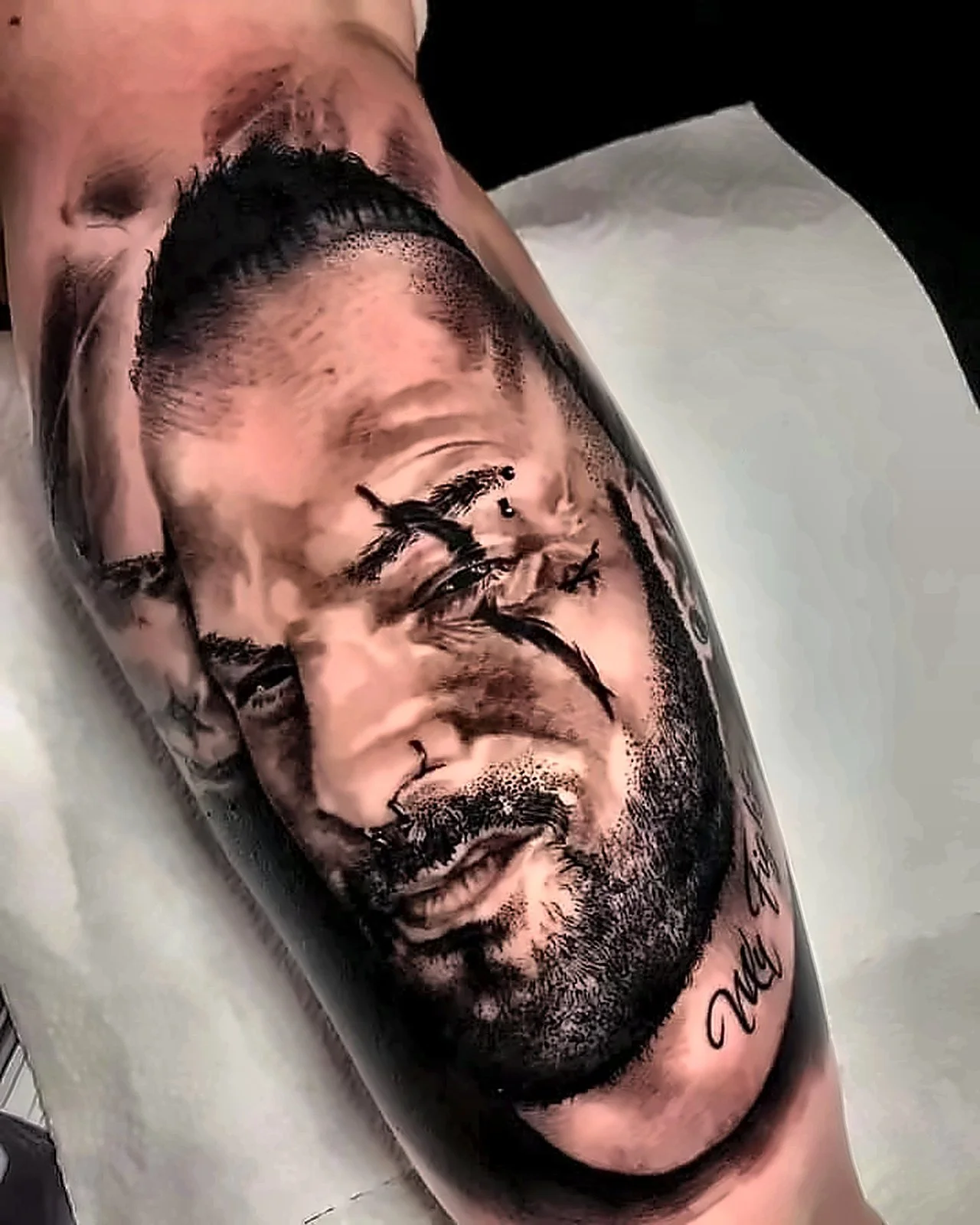 Realistic Portrait Tattoo Offenbach: Männerporträt in Black and Grey auf dem Unterschenkel, King Tattoo