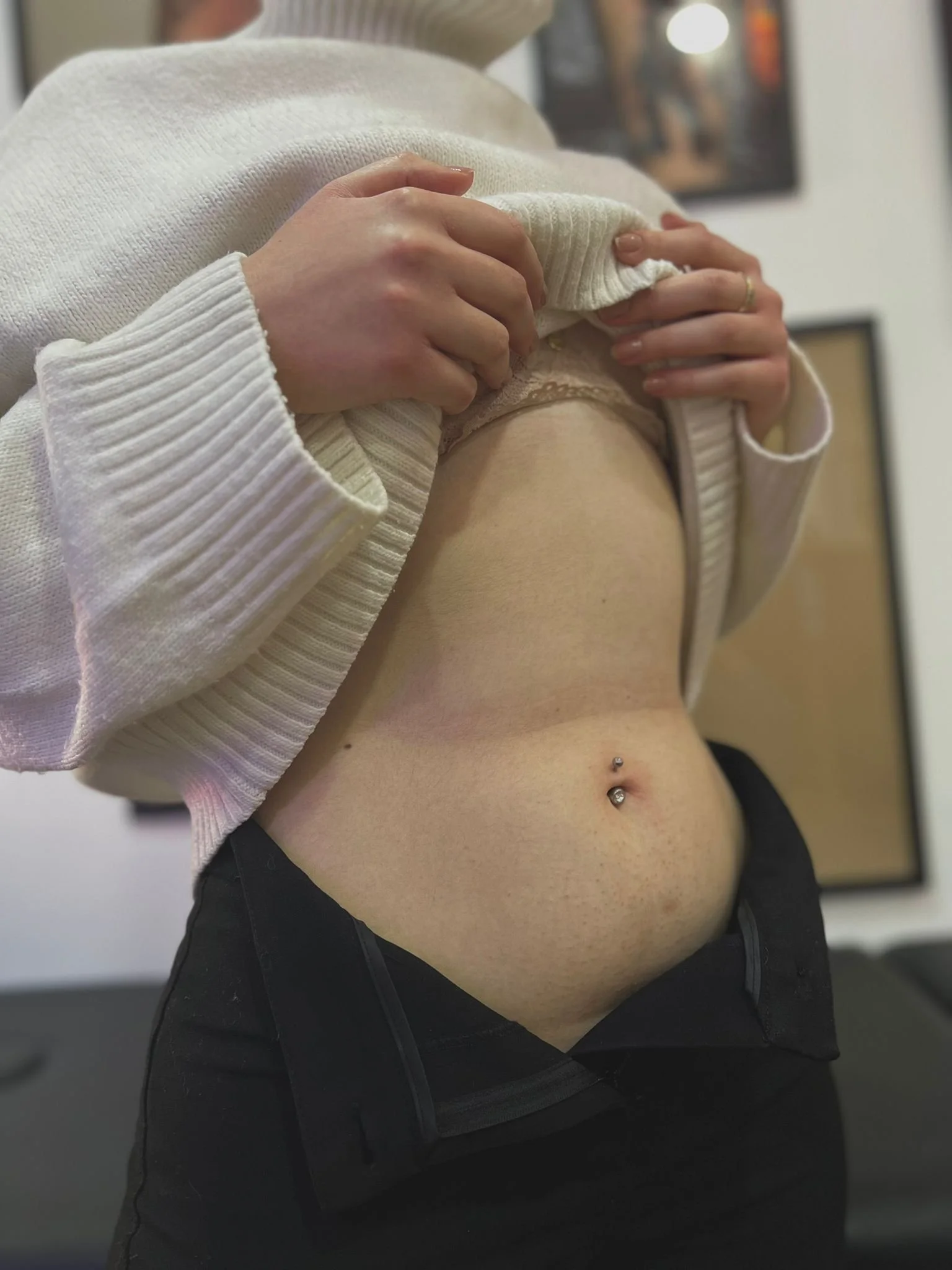 Bauchnabelpiercing im Piercing Studio King Tattoo Offenbach