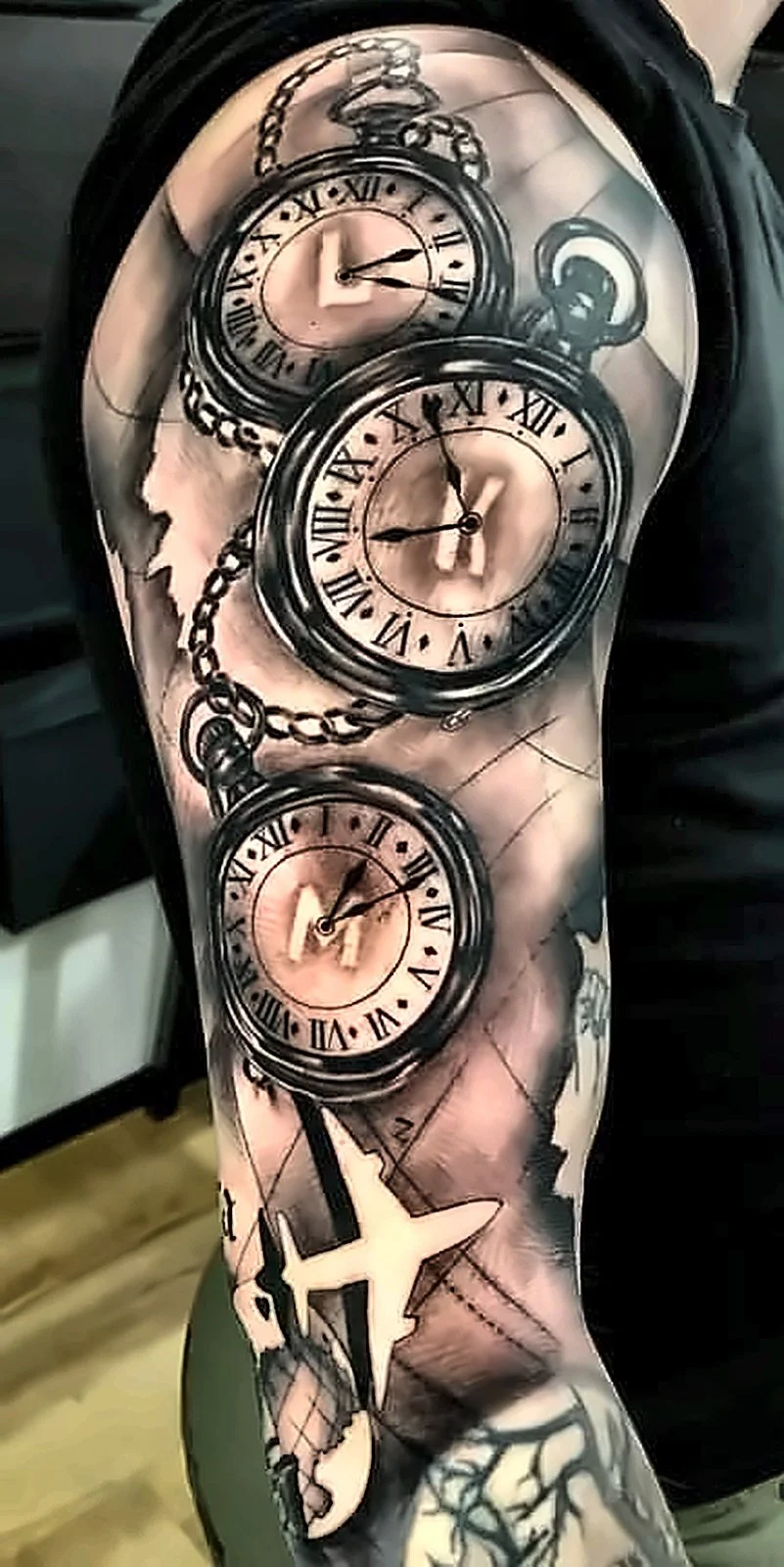 Black and Grey Tattoo Offenbach: Sleeve mit drei Taschenuhren, Karte und Flugzeug, King Tattoo