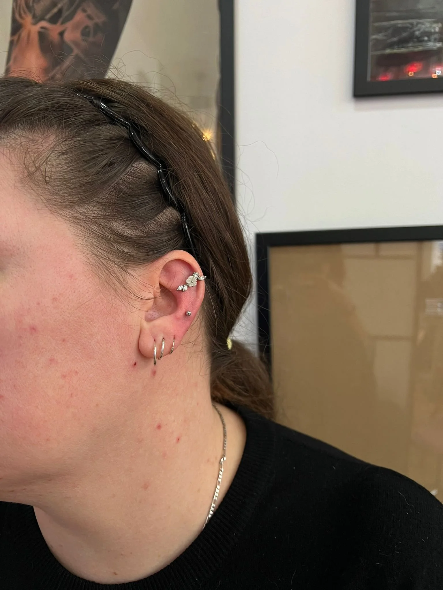 Ohrpiercing mit mehreren Ohrringen im Piercing Studio King Tattoo Offenbach.