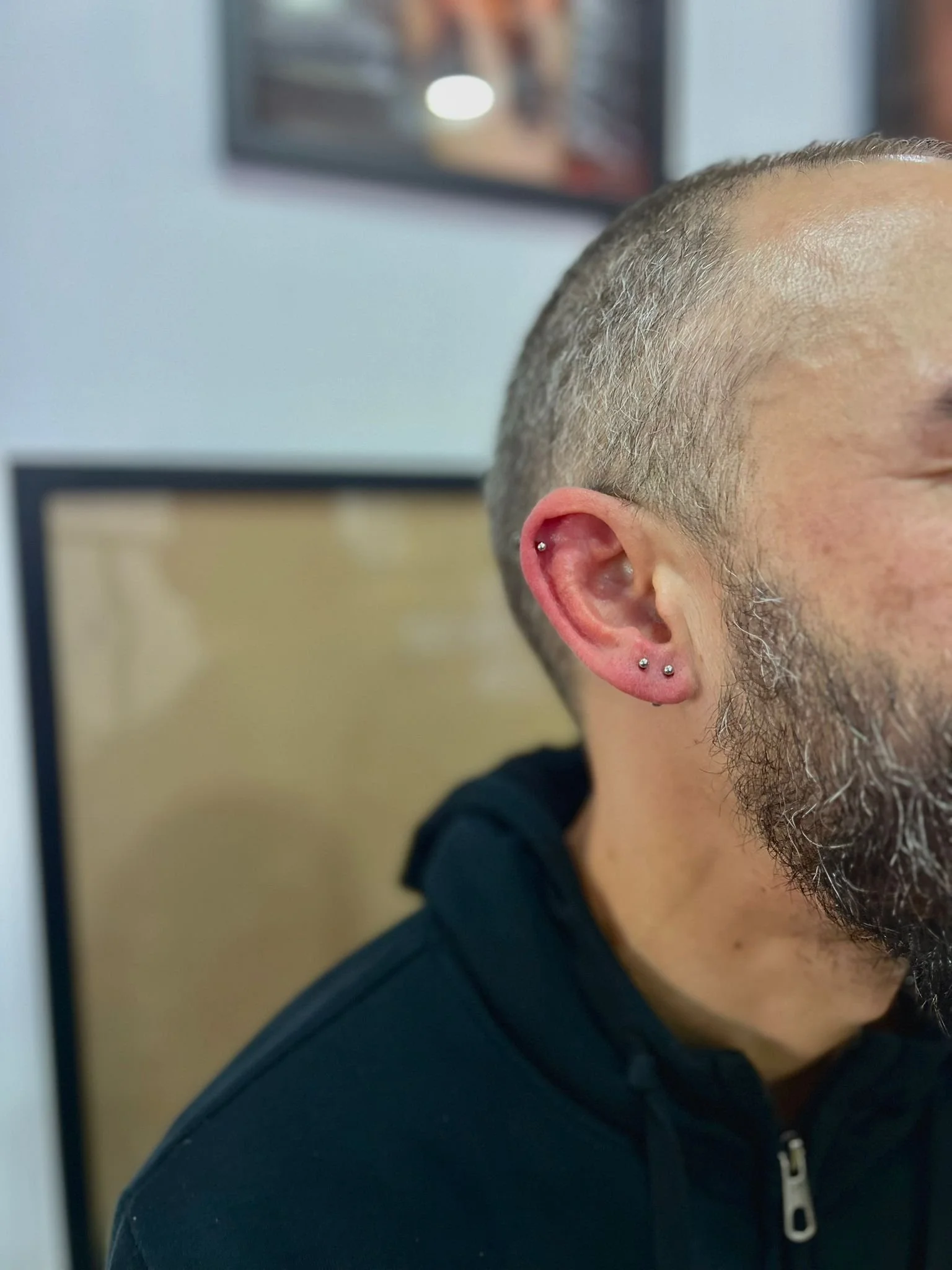 Mehrfaches Ohrpiercing (Helix) im Piercing Studio King Tattoo Offenbach