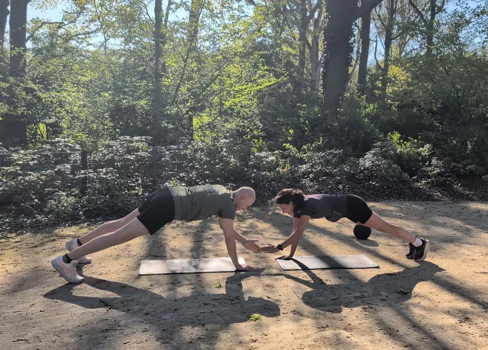 Samen trainen in plank in het park