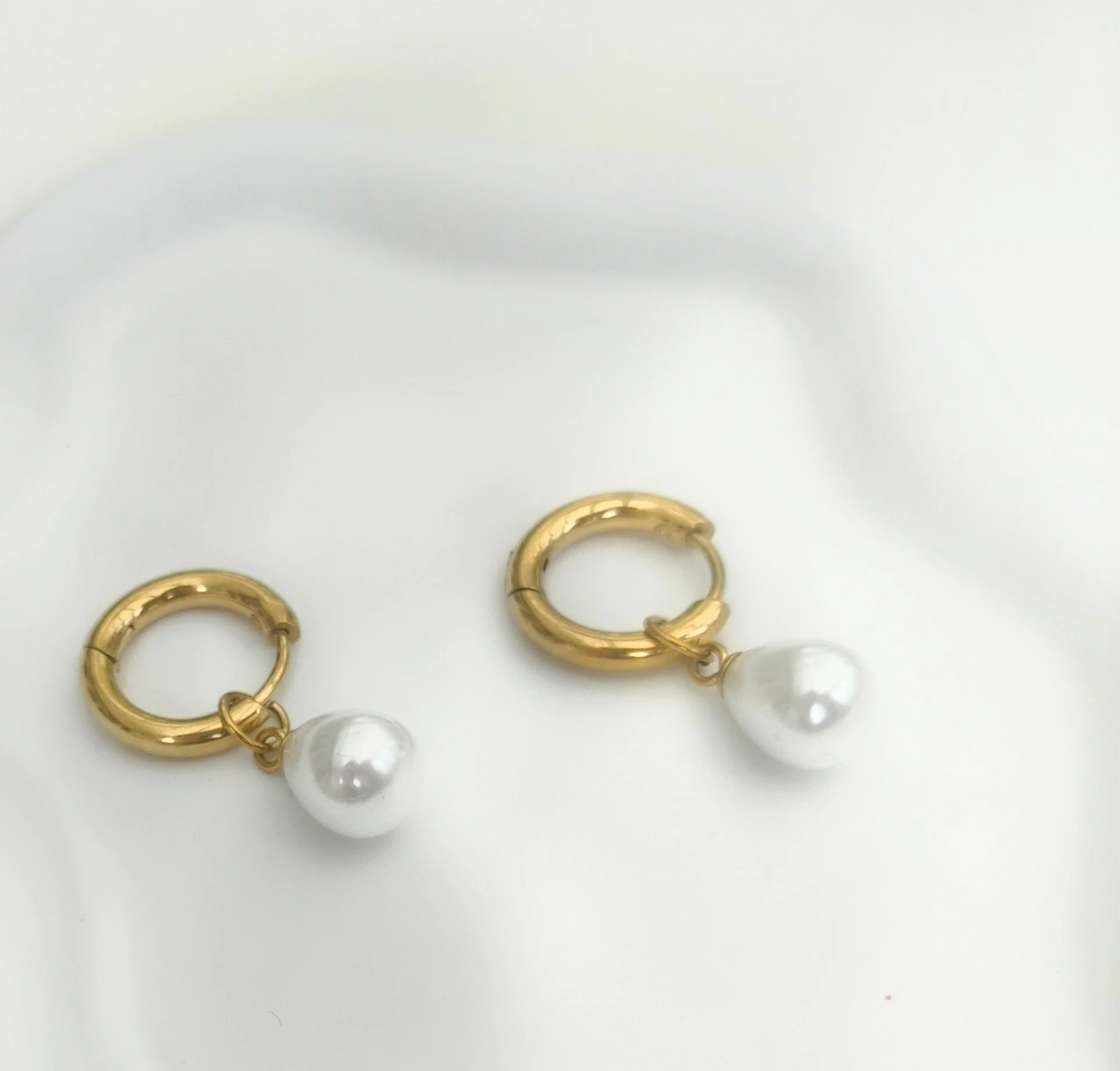 Pearl PVD 18K Real Gold 304 Stainless Steel Waterproof Non Tarnish Drop Earrings.