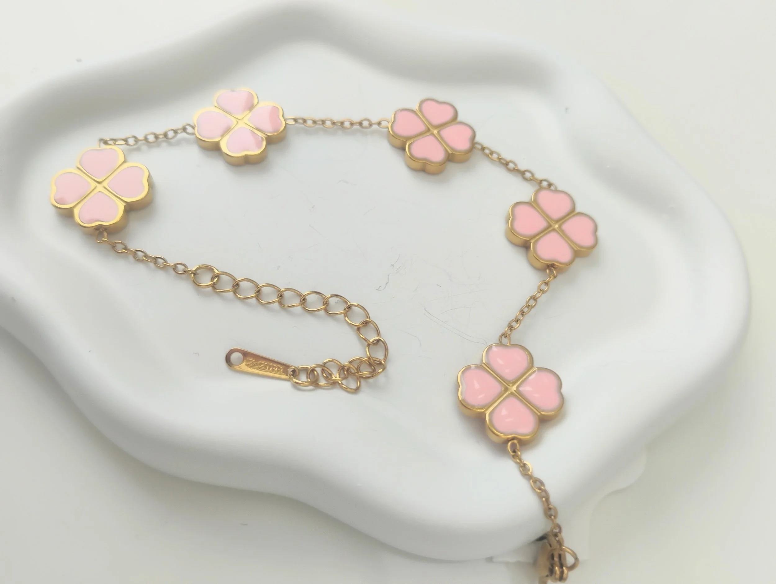 Clover 304 Stainless Steel PVD 18K Real Gold Plated Water-Proof Non-Tarnish Luxury Bracelet.