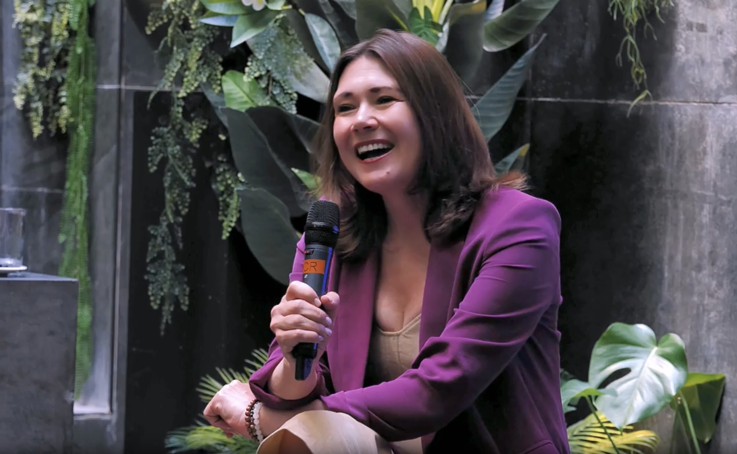 Tatiana Poliakova speaking at a leadership event.