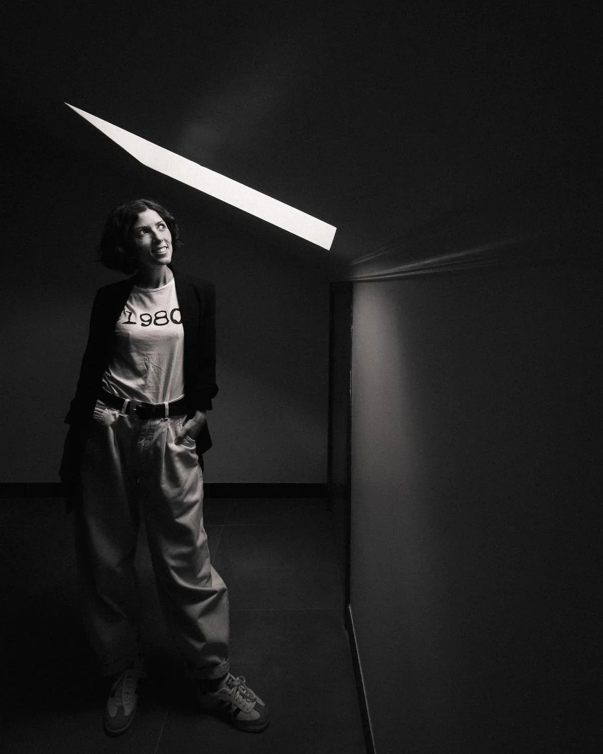 Mulher sobre foco de luz, foto em preto e branco 