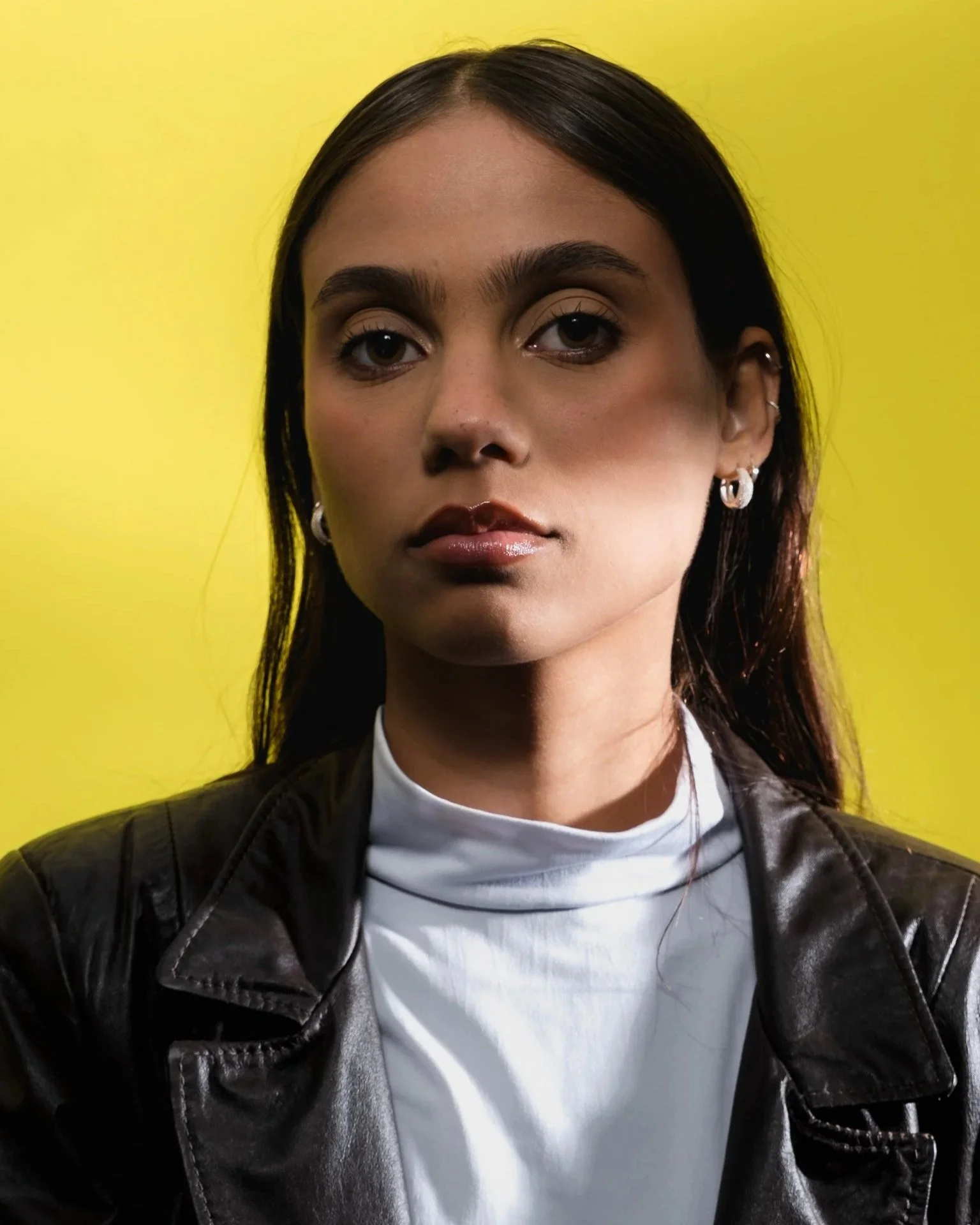 retrato de jovem mulher com sombra e fundo amarelo