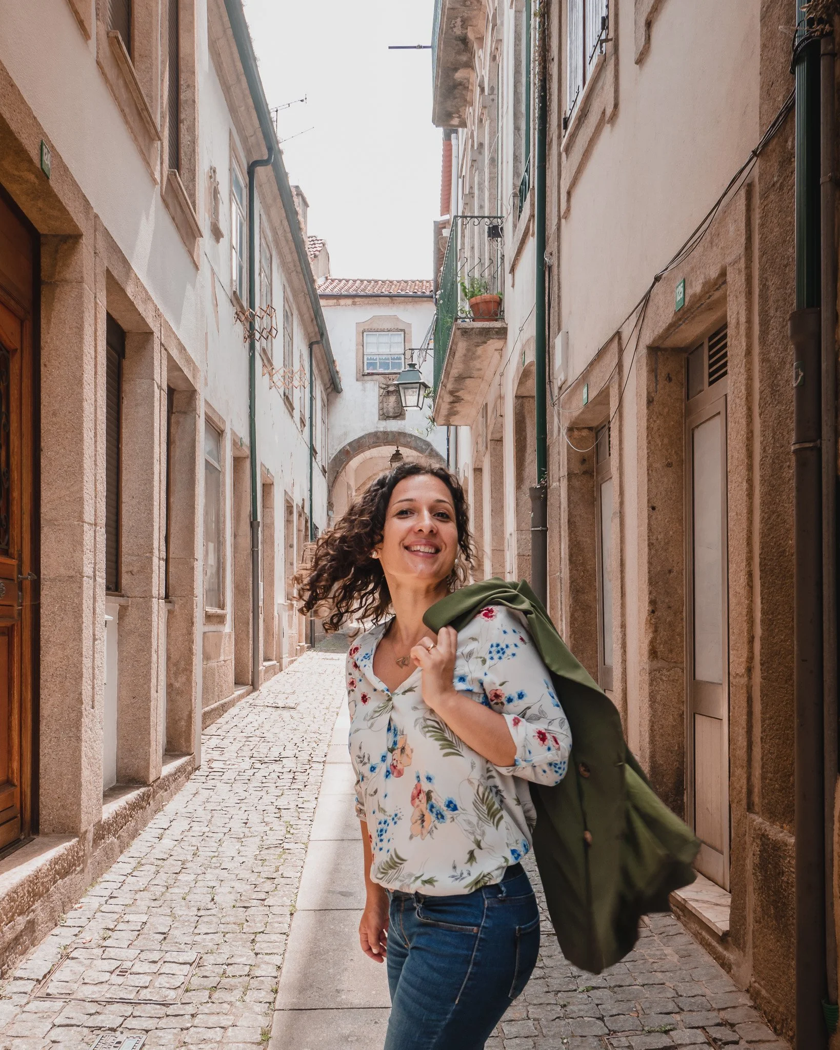 Mulher empreendedora andando no verão nas ruas de Monçao, Portugal