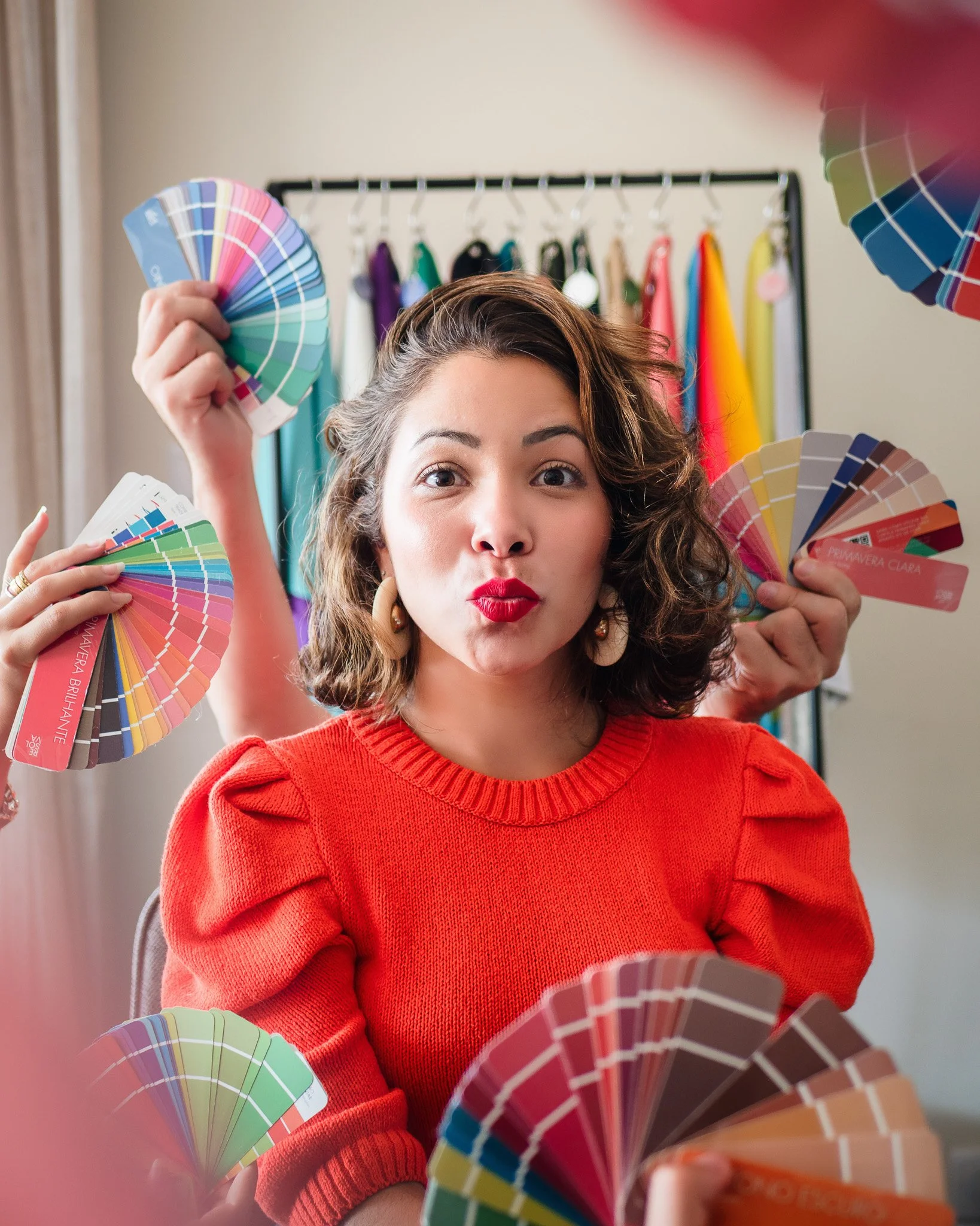 Mulher com várias cartelas de coloração pessoal