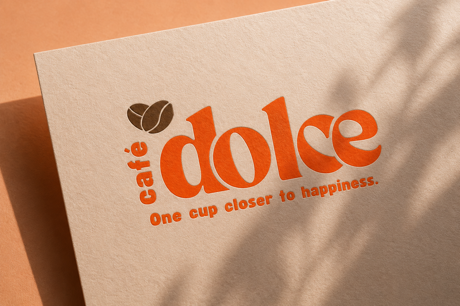 Ein Pappkarton mit dem Logo und Slogan des Kaffeeprodukts 'café dolce', braune Kaffeebohnen-Ikonen, orangefarbener Schriftzug auf cremefarbenem Hintergrund.