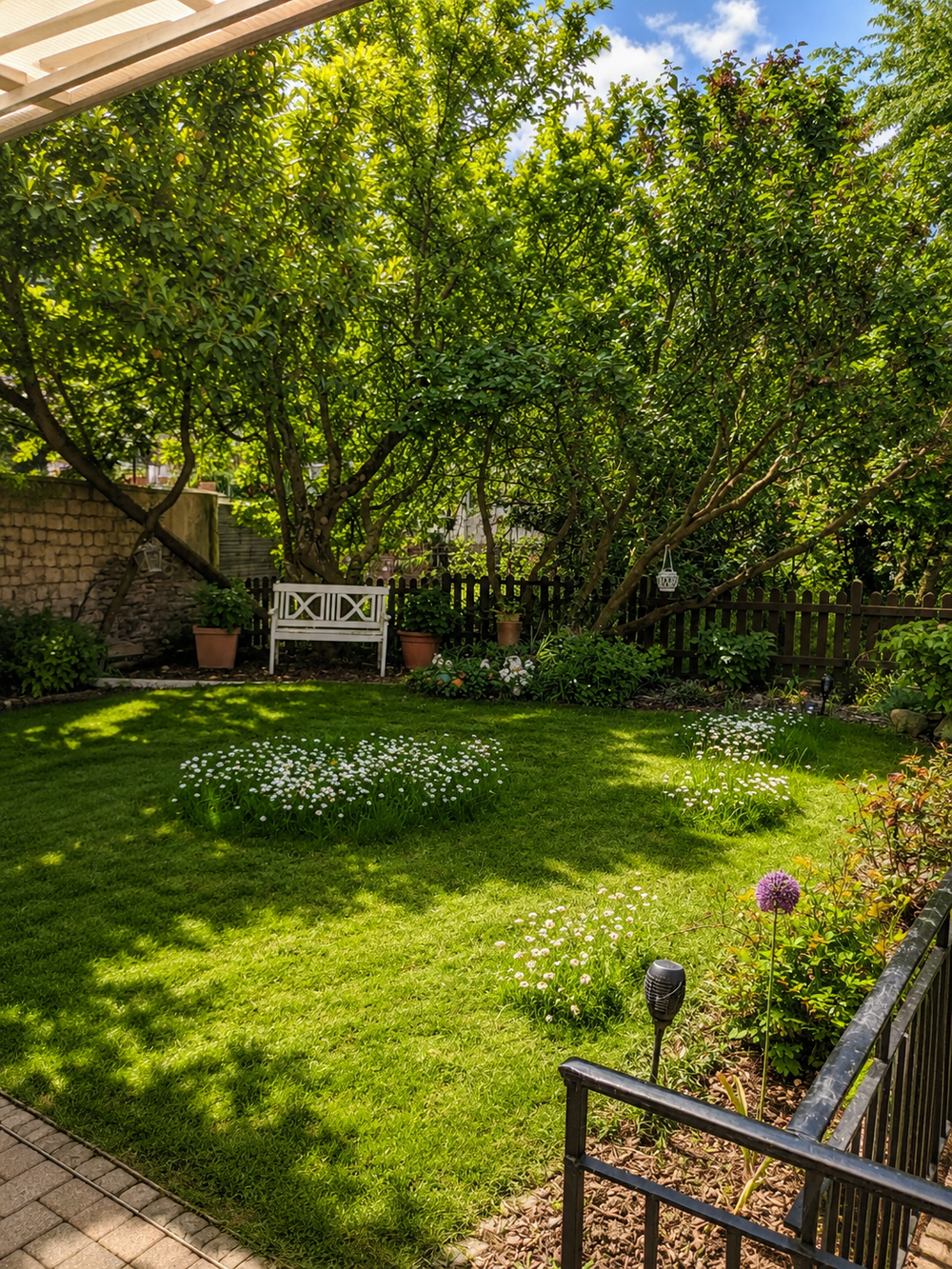 Sonnenterrasse und Gasgrill am Ferienhaus Dhrontal