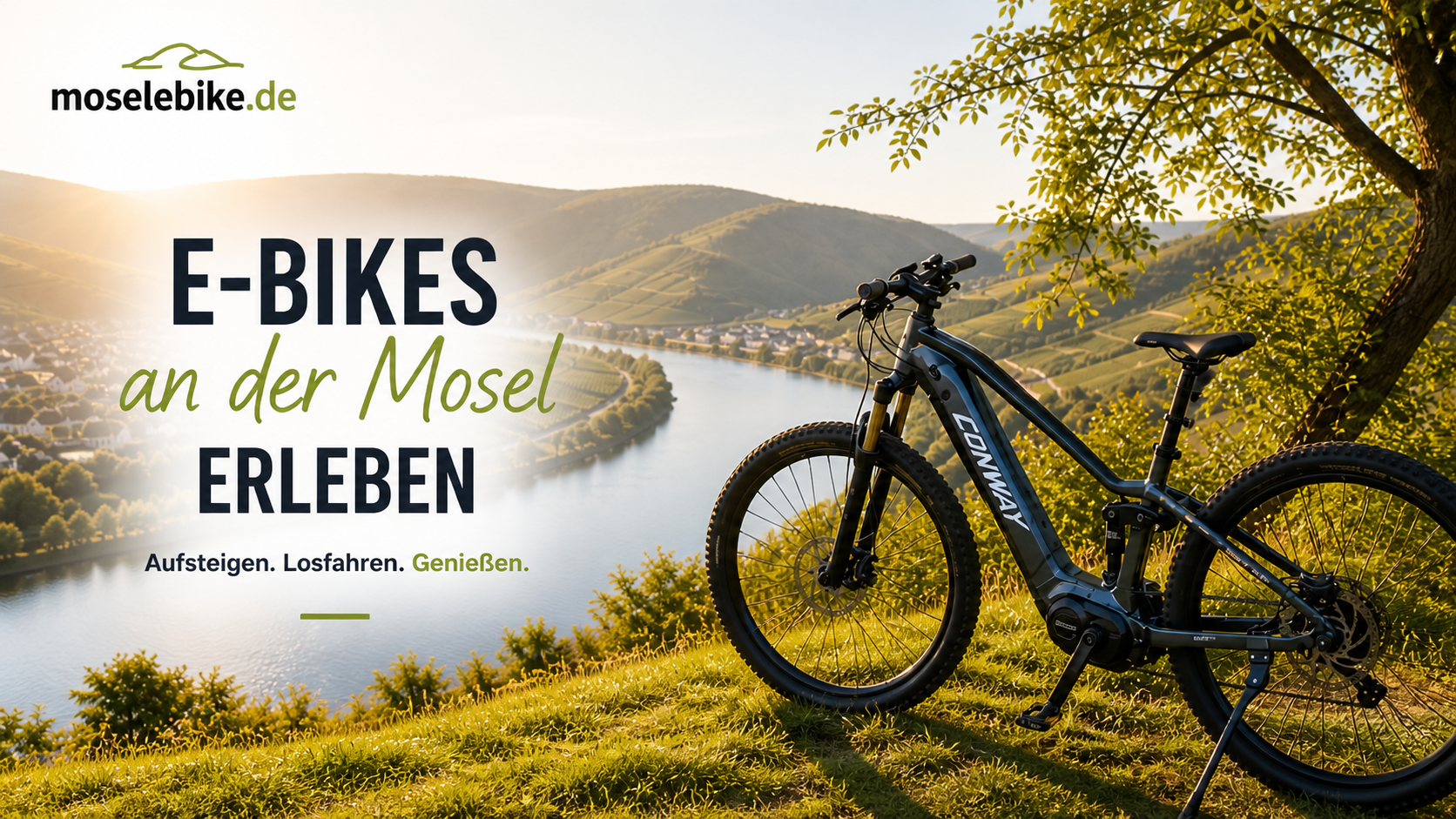 E-Bike am Fluss in der Mosel bei Sonnenuntergang, umgeben von grünen Hügeln und Bäumen, mit Text über E-Bike-Erlebnisse in der Mosel.
