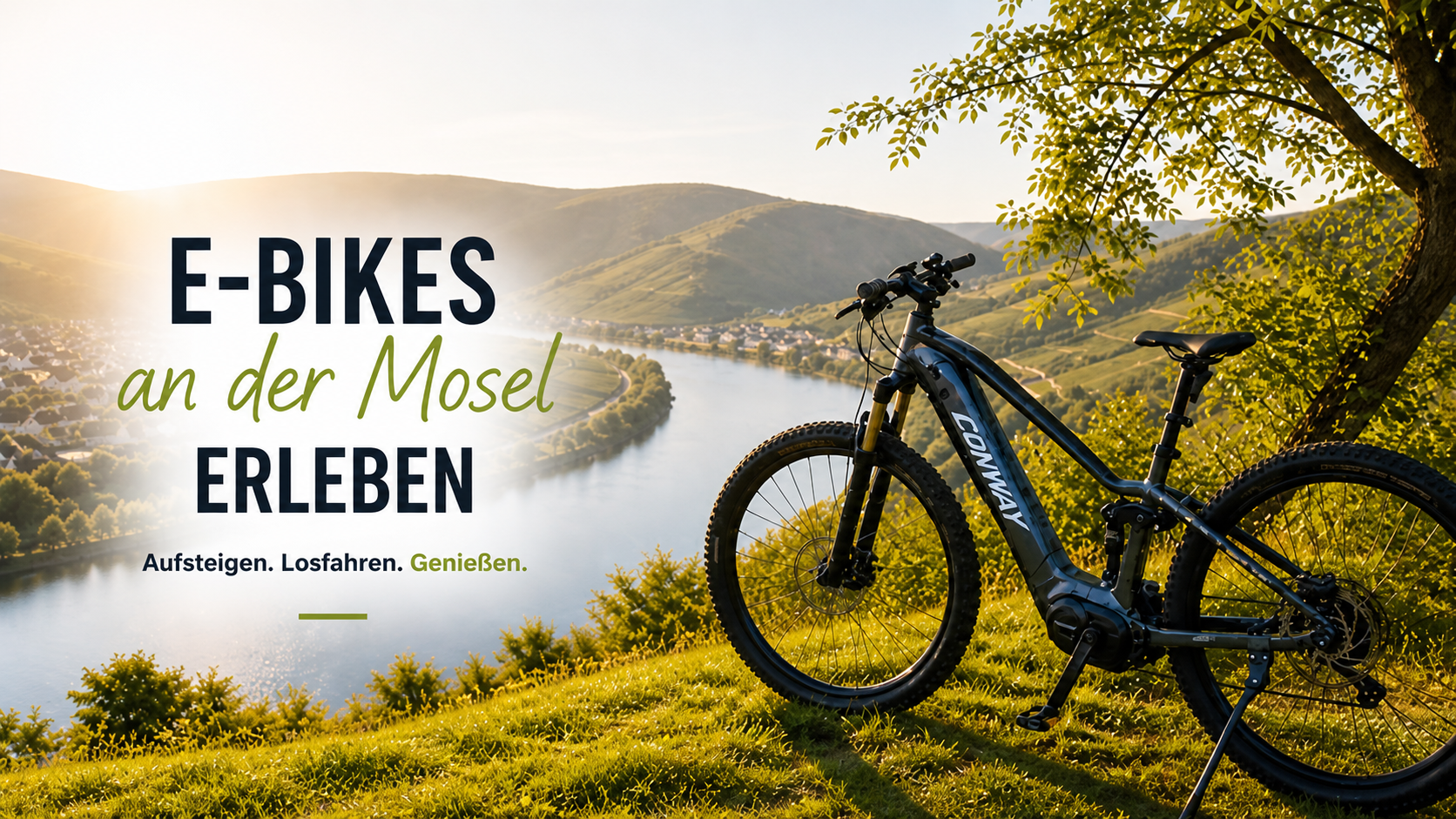 Ein E-Bike steht auf einer Wiese bei Sonnenuntergang mit Blick auf die Mosel und die umliegenden Hügel, Bäume und ein Fluss.