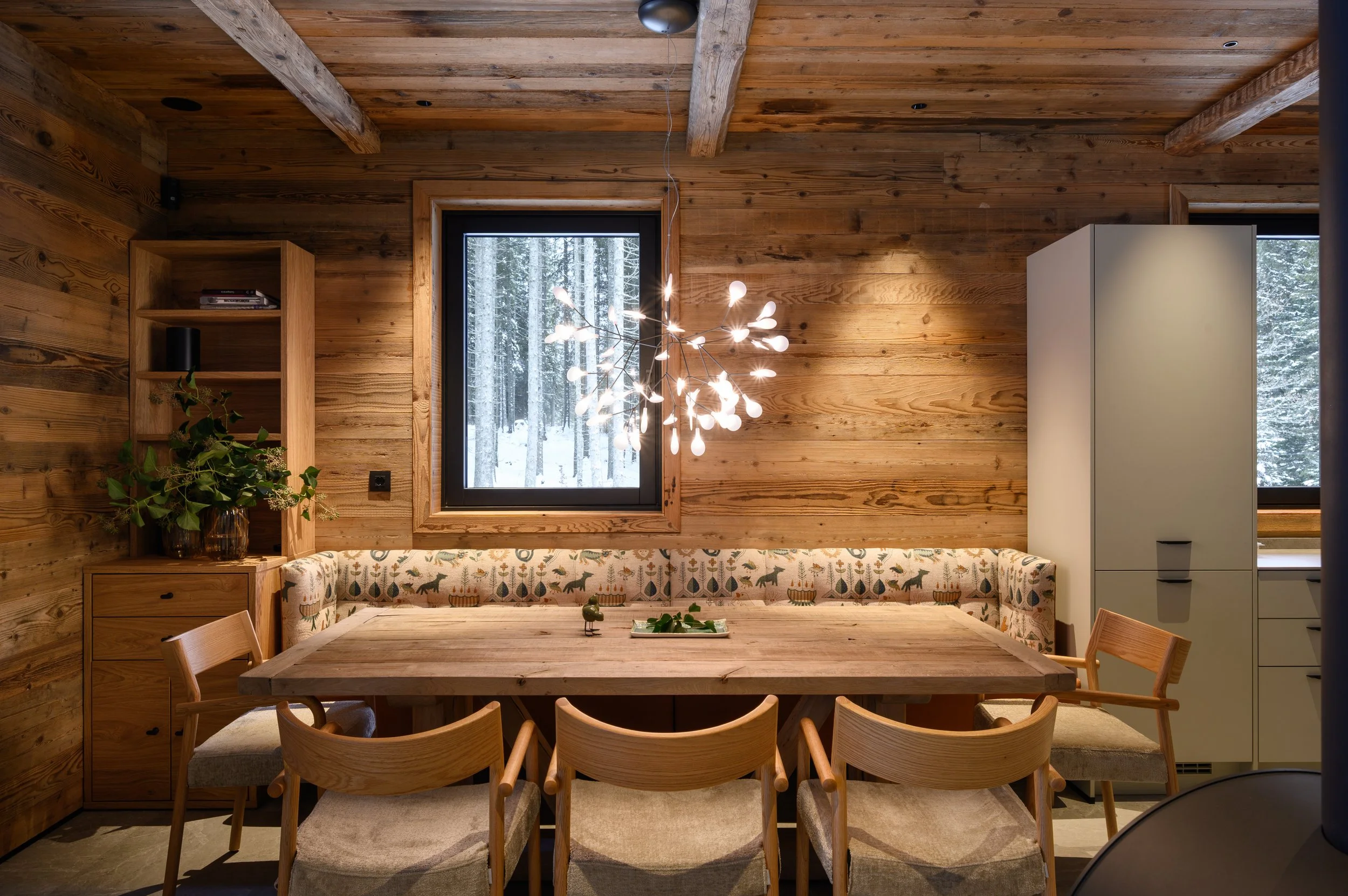 Dining table with Moooi chandelier, mountain chalet Julian Alps