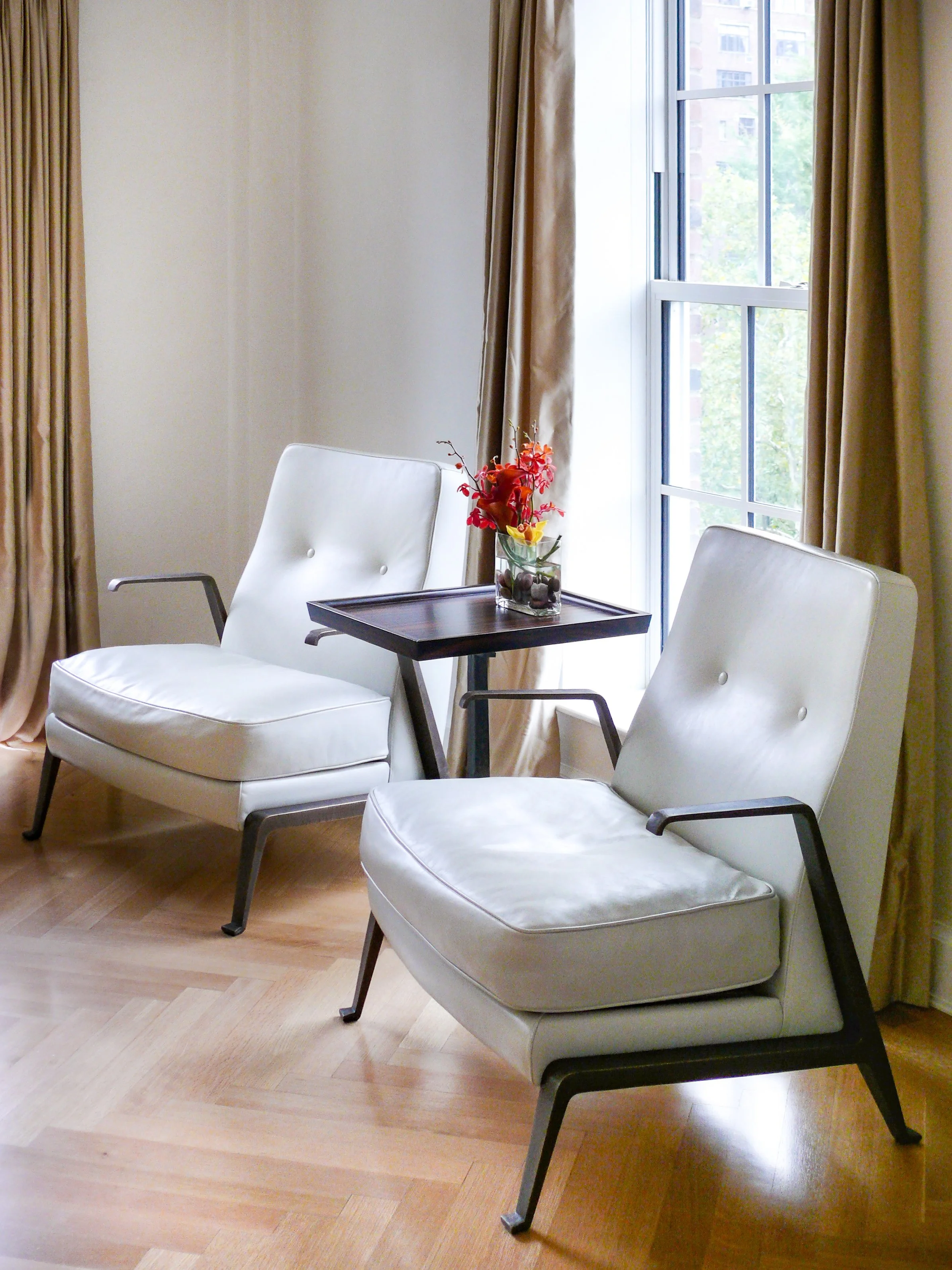 Tondelli white leather and bronze armchairs, living room Gramercy Park apartment New York