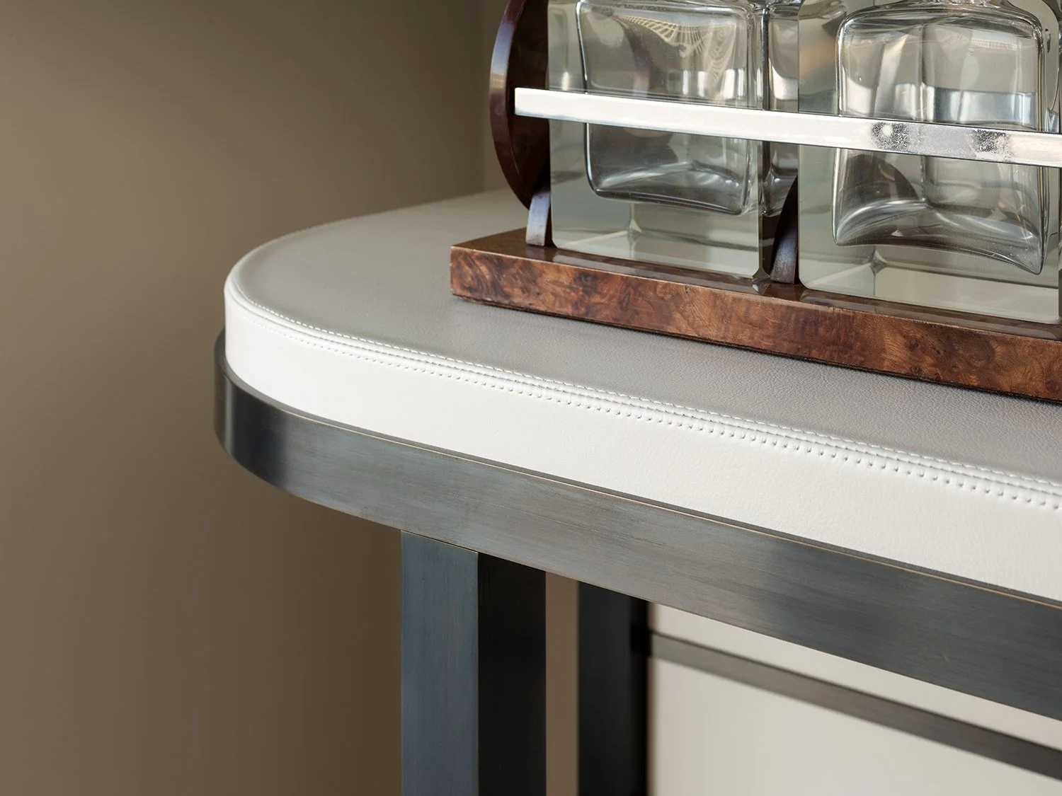 Console table RW.1 brass and top stitched leather detail