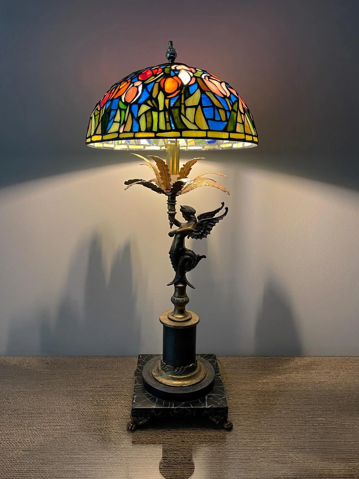 Raymond Waites for Tyndale Mythological Siren Table Lamp with Stained Glass Floral Shade

~~~~~~~~~~~~~~~~~~~~~~~~~

A dramatic Raymond Waites for Tyndale table lamp with a sculptural mythological siren / winged mermaid figure, ornate gilt leaf detai