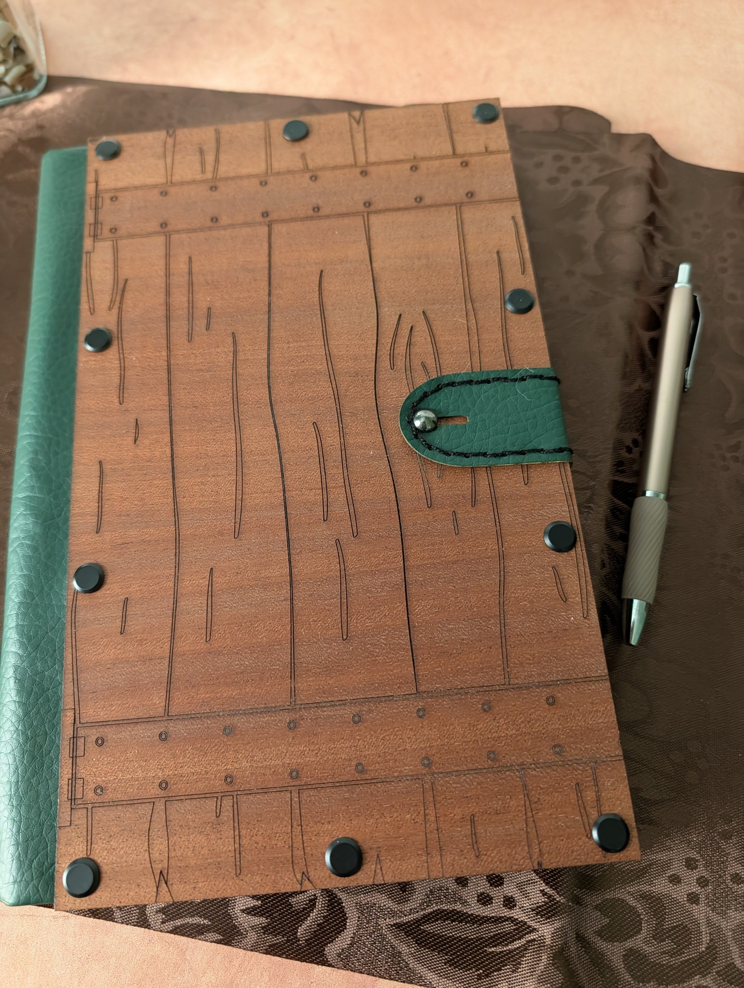 Sapele veneer with pine green leatherette liner