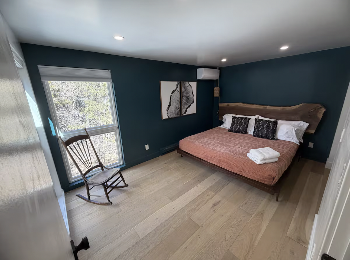 King Bed (Private Room/Shared Bath) DEPOSIT