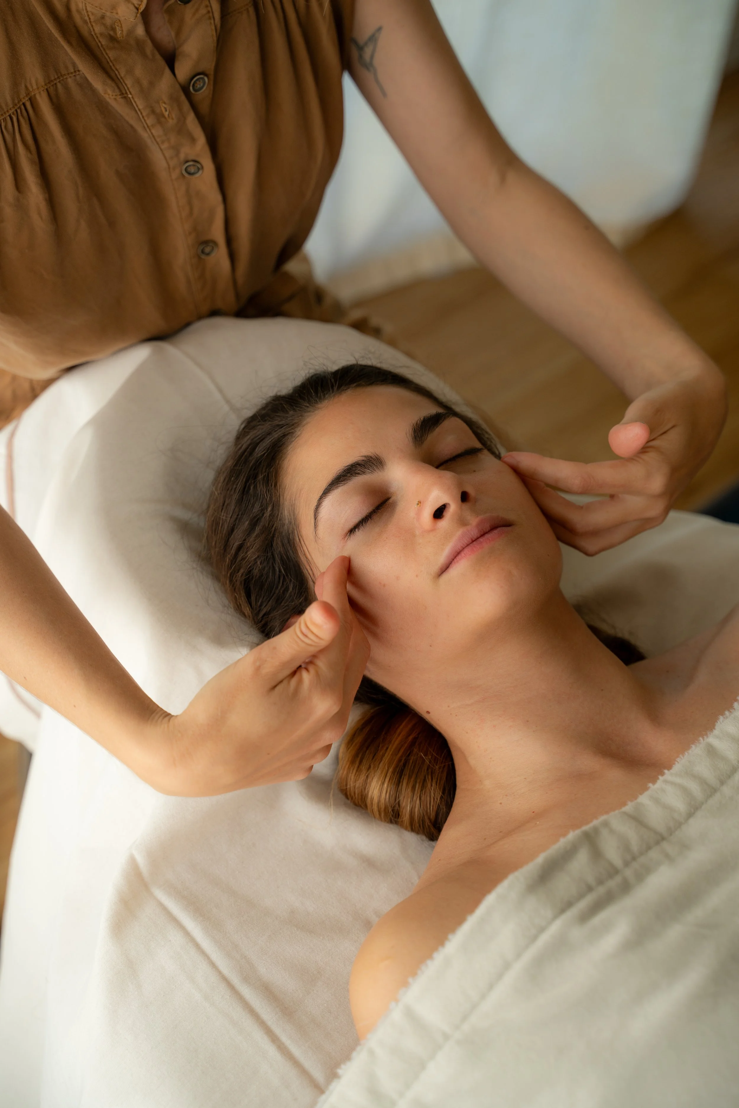Rituel facialiste sur-mesure mêlant kobido, drainage et relaxation profonde.