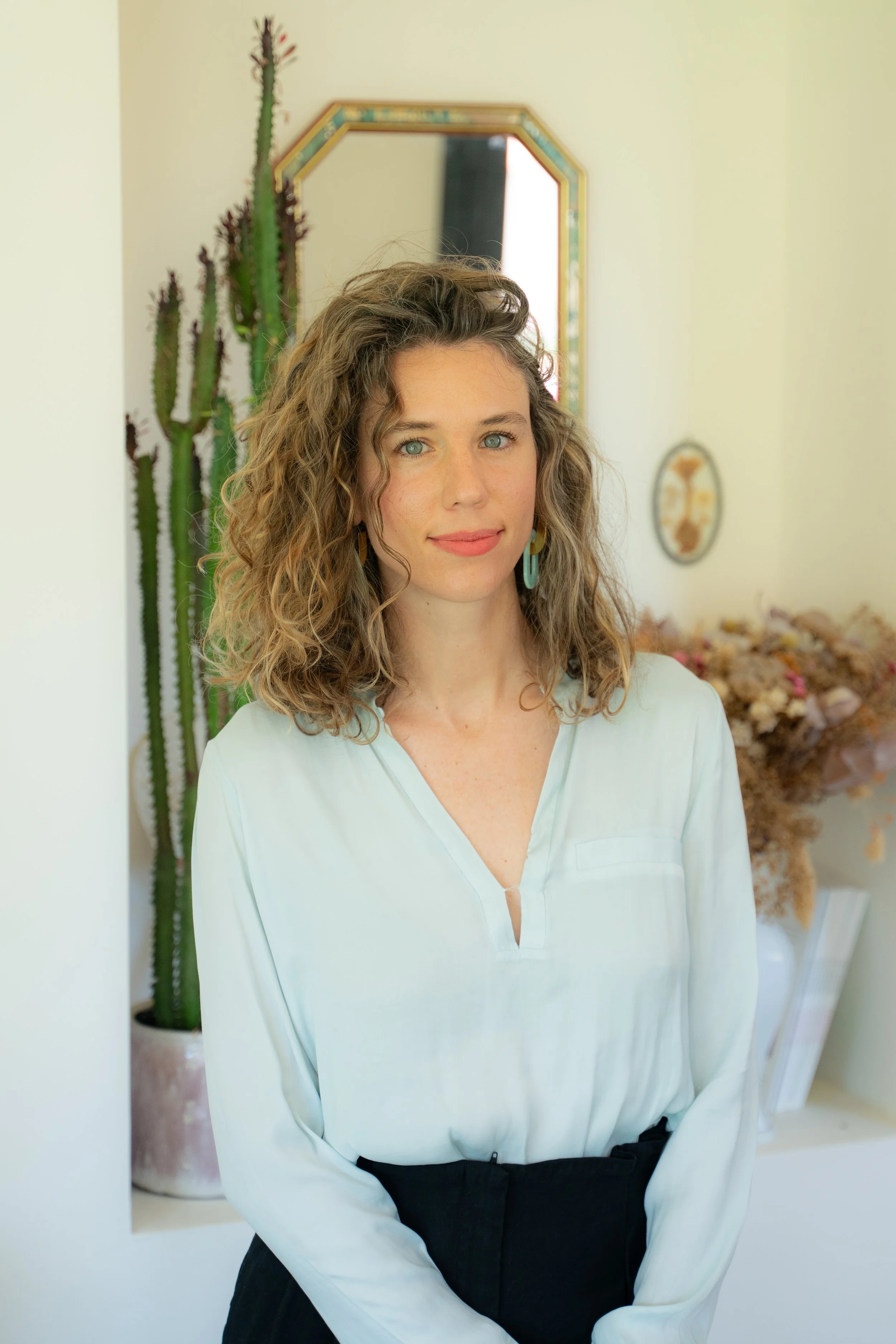 Accessoires facialistes haut de gamme : gua-sha, ventouses et serviettes dans un univers minimaliste.