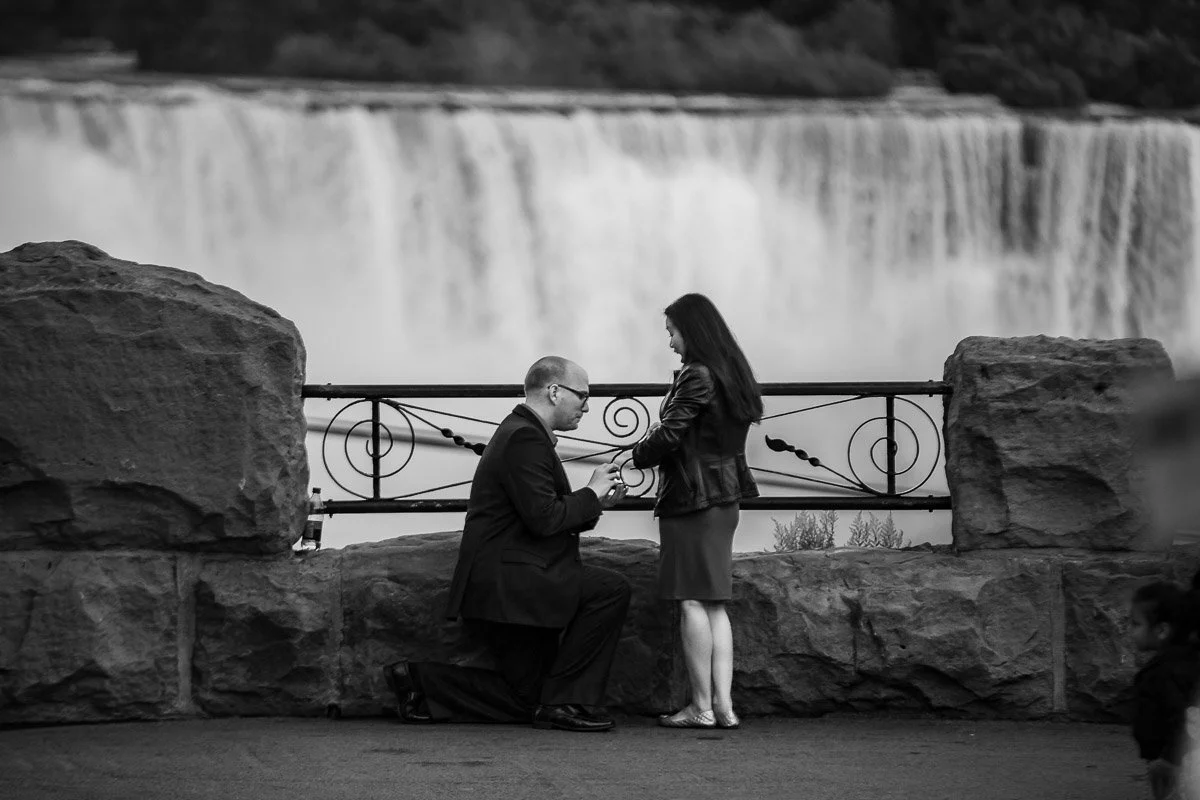 Travis proposing to Reia with Niagara Falls in the background