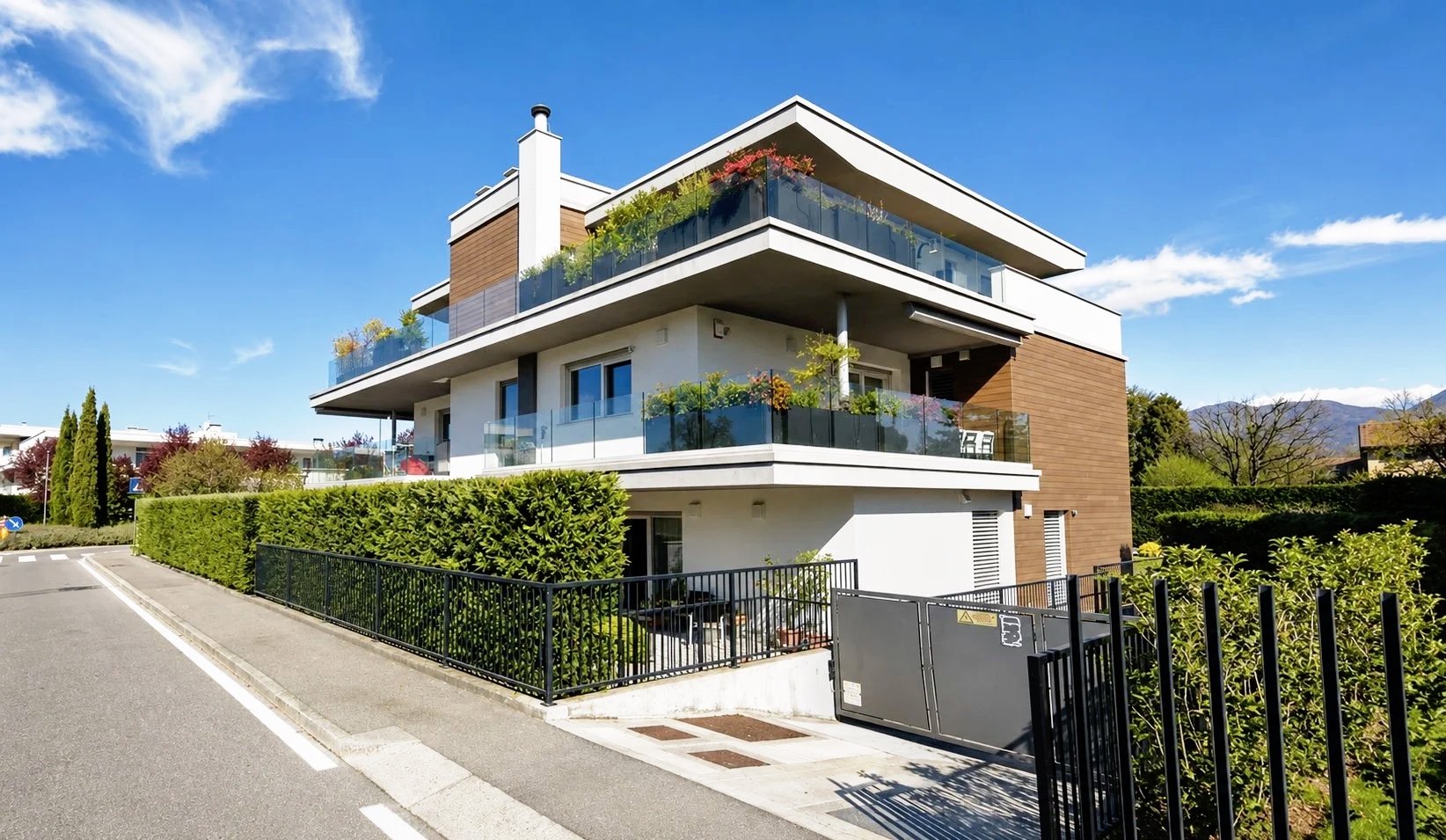 L'evoluzione più recente del quartiere Green House: linee contemporanee, legno e vetro, terrazzi verdi su ogni livello.