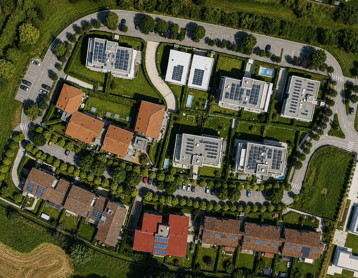 Complesso residenziale Green House a Gorle (Bergamo) visto dall'alto, edifici tra giardini e alberature