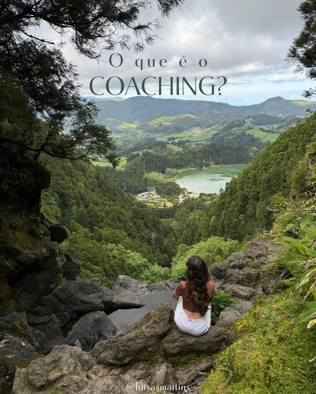 Pessoa sentada em uma rocha na natureza, olhando uma paisagem de montanhas, árvores e um lago ao fundo, com o texto 'O que é o coaching?' na parte superior.
