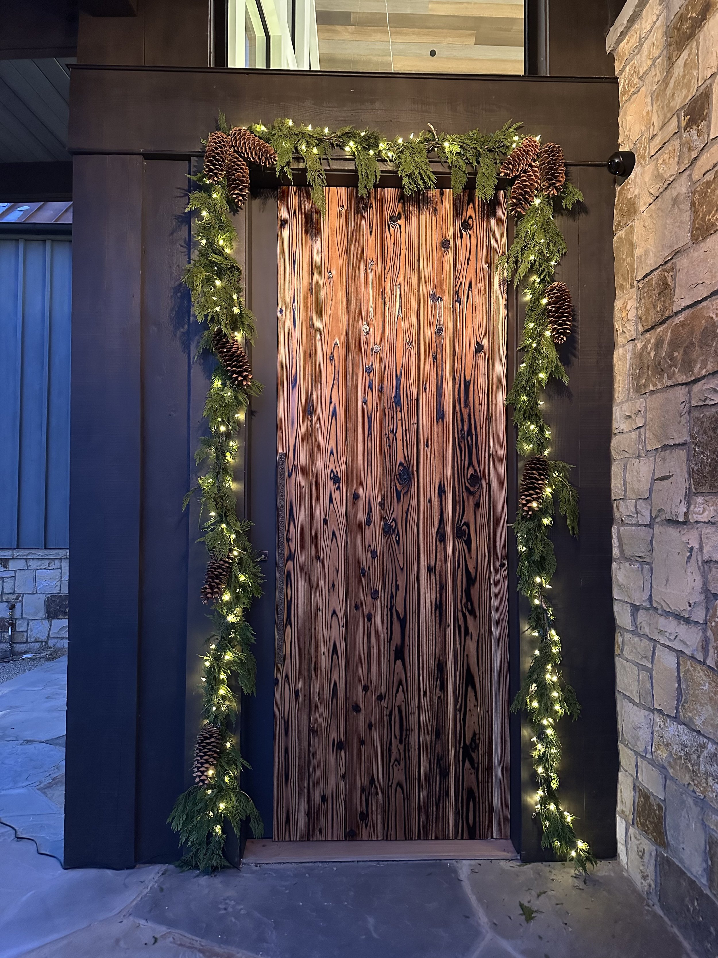 Dickinson_FrontDoorGarland_25:26.jpg