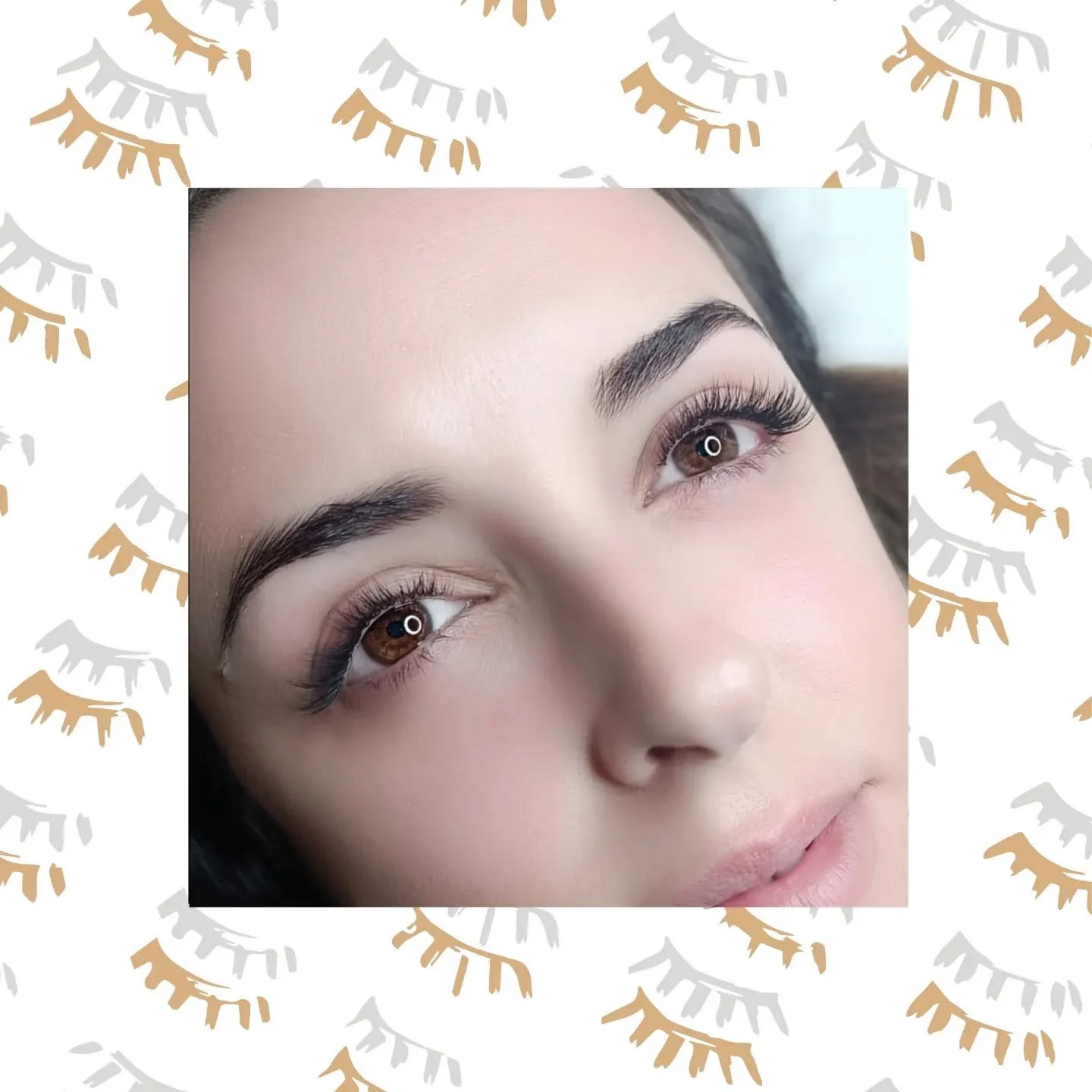 Primer plano de los ojos de una mujer con cejas definidas y pestañas largas, en un fondo decorativo con patrones de ojos en color gris y beige.