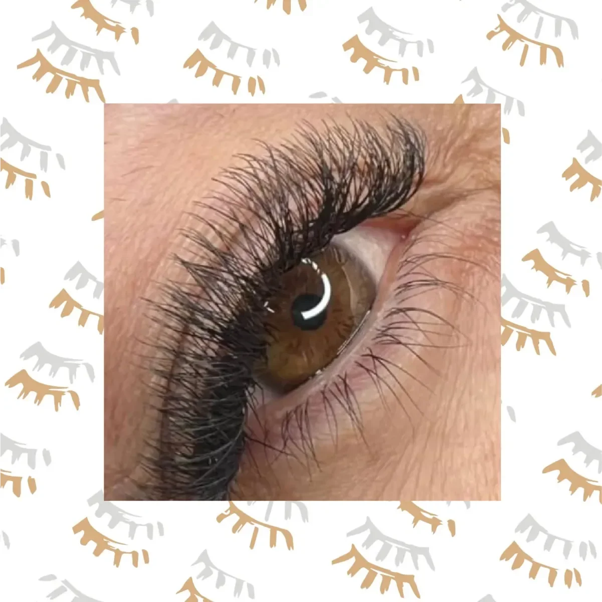 Un ojo humano con pestañas largas y rizadas, en el fondo patrón de pestañas en colores beige y gris.