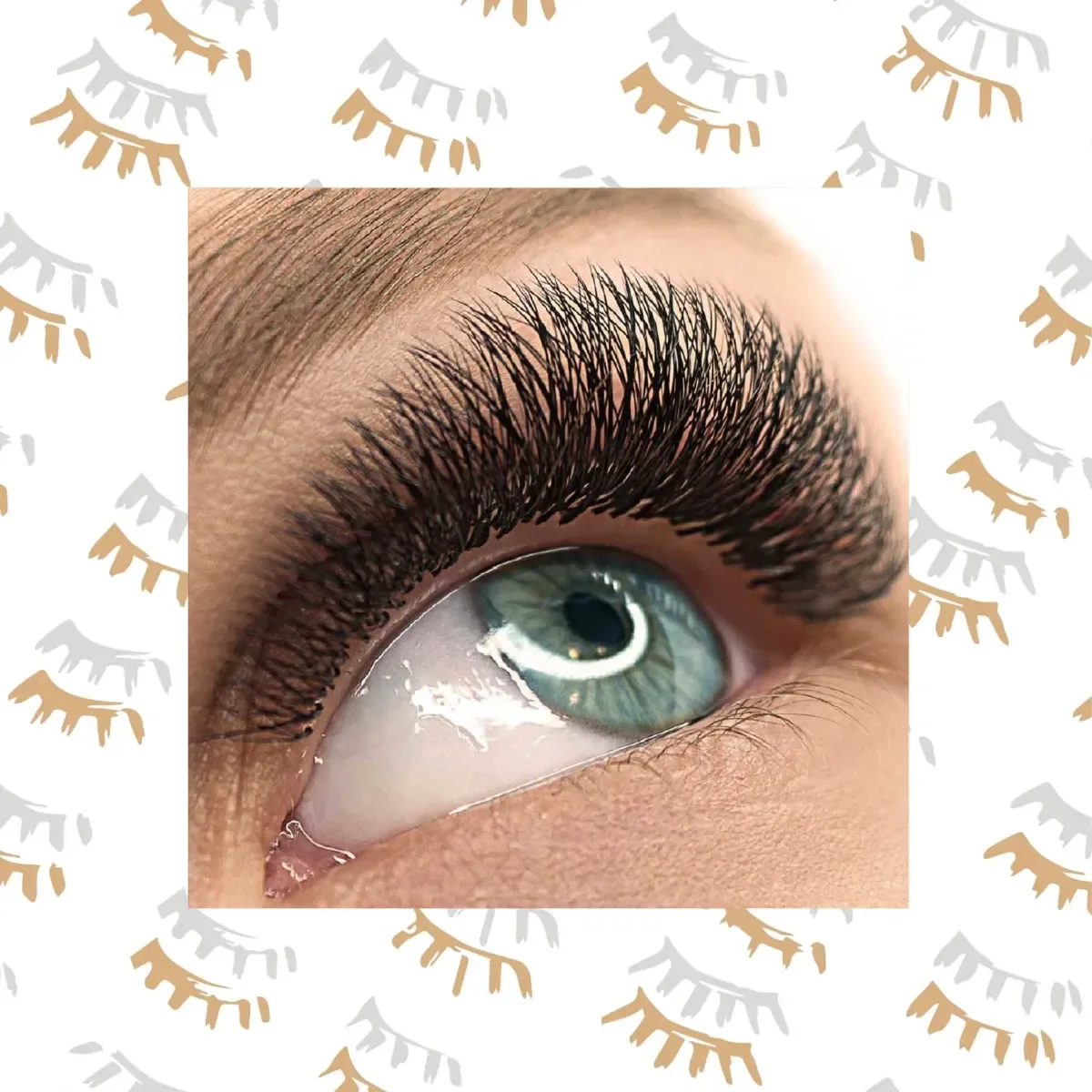 Cerca de un ojo con pestañas largas, rizadas, y ceja bien definida, fondo decorativo con patrones de pestañas en colores gris y dorado.