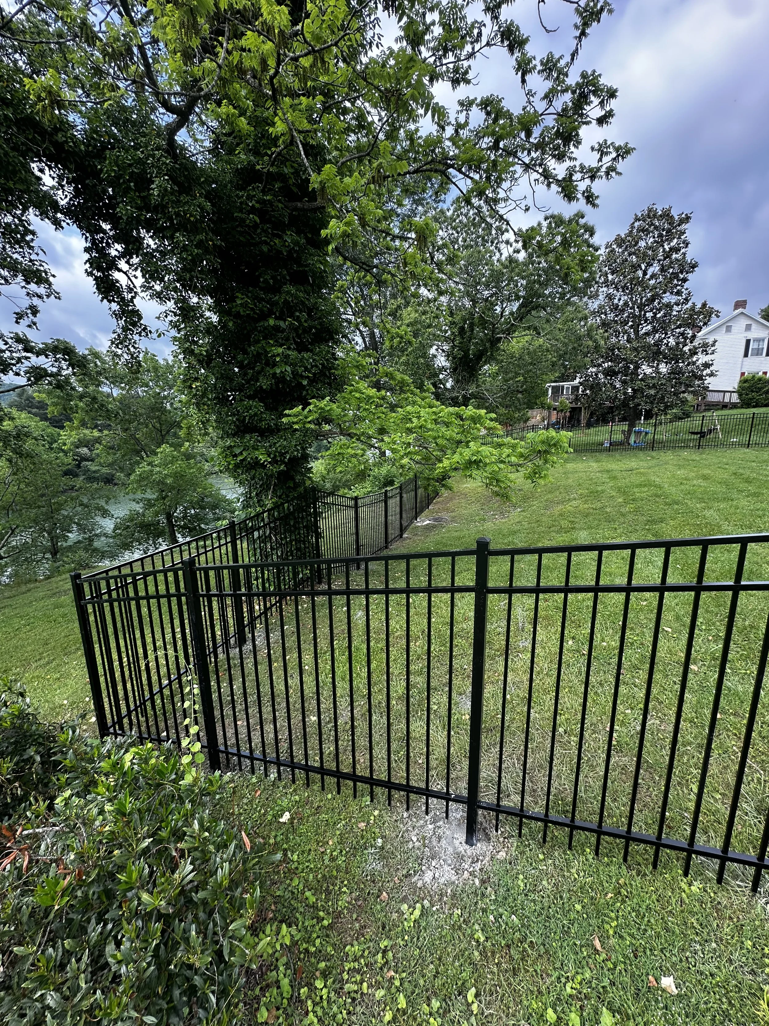 Aluminum fence installation in Clinton, TN