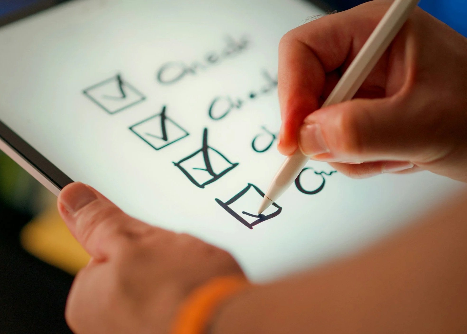 Technicien faisant une vérification de la santé technologique de votre demeure