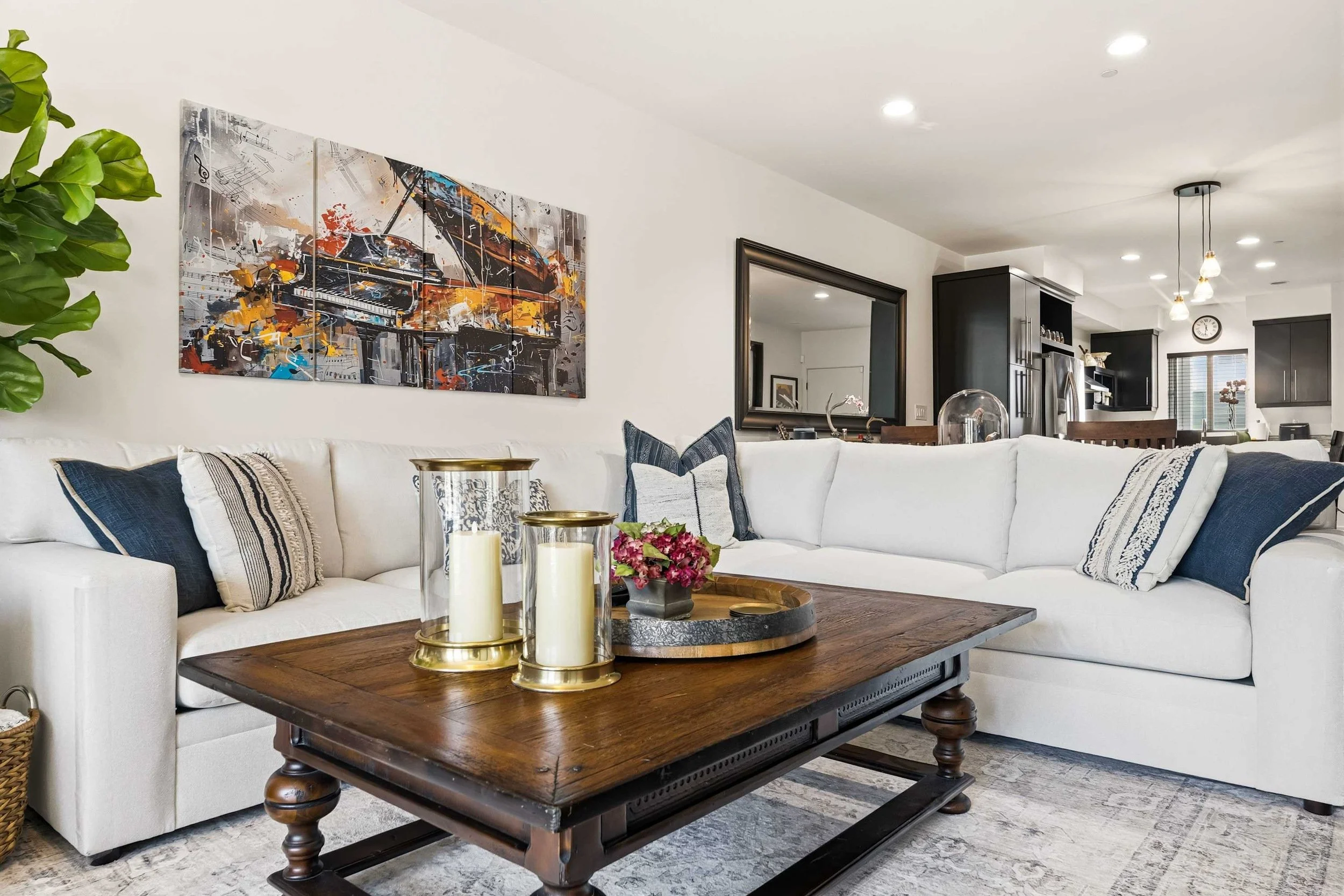 PL-4401-playa-vista-contemporary-condominium-001.jpg