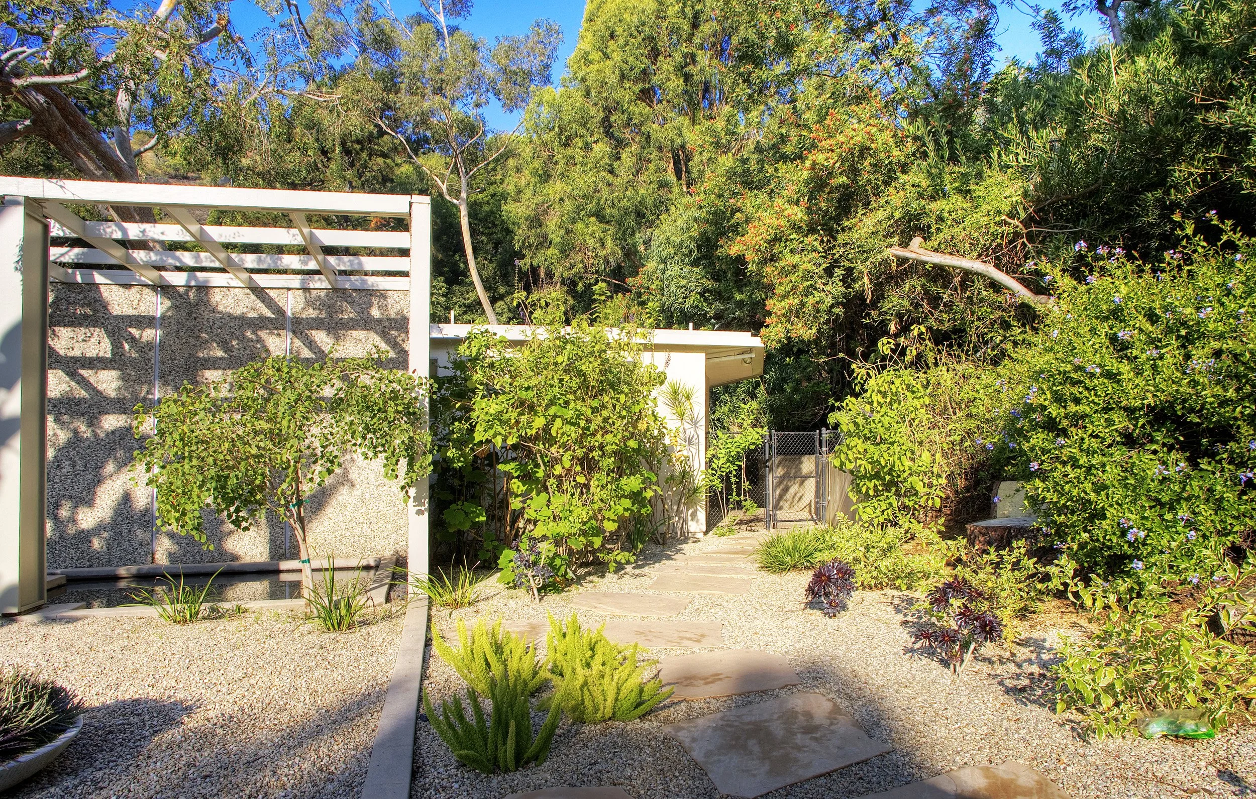063-Simon-House-Driveway-Exterior-06.jpg