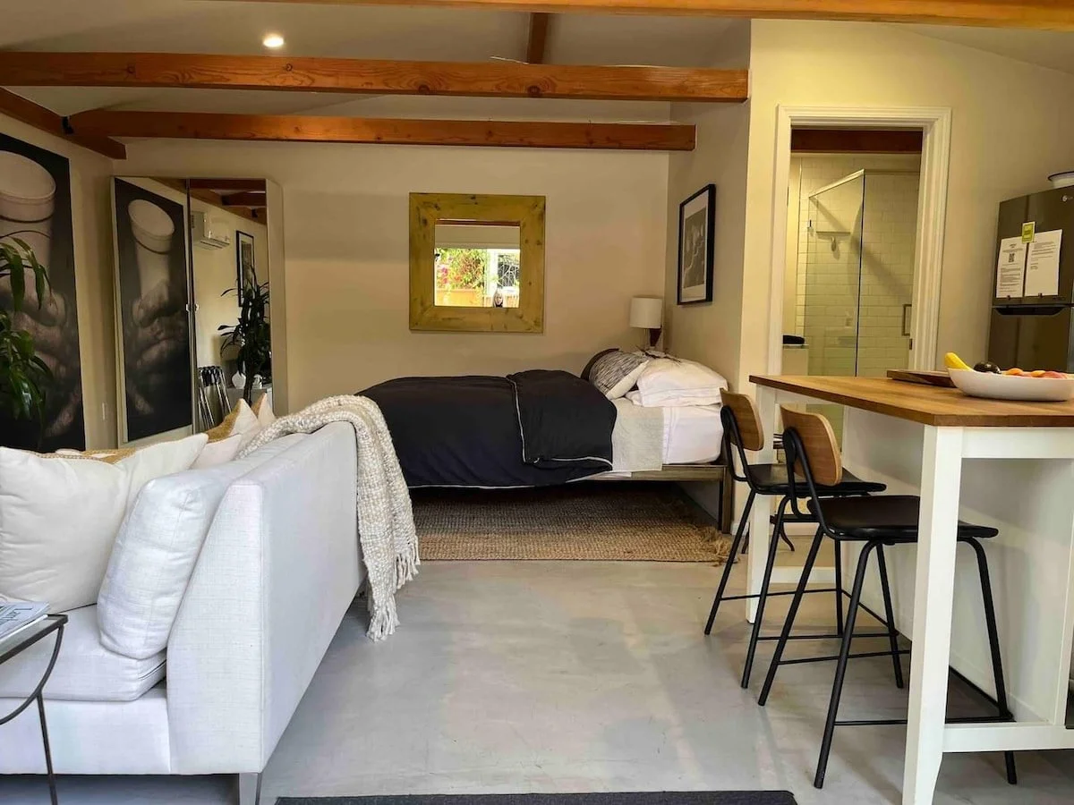 PL-7003-larchmont-village-craftsman-guest-suite-001.jpg