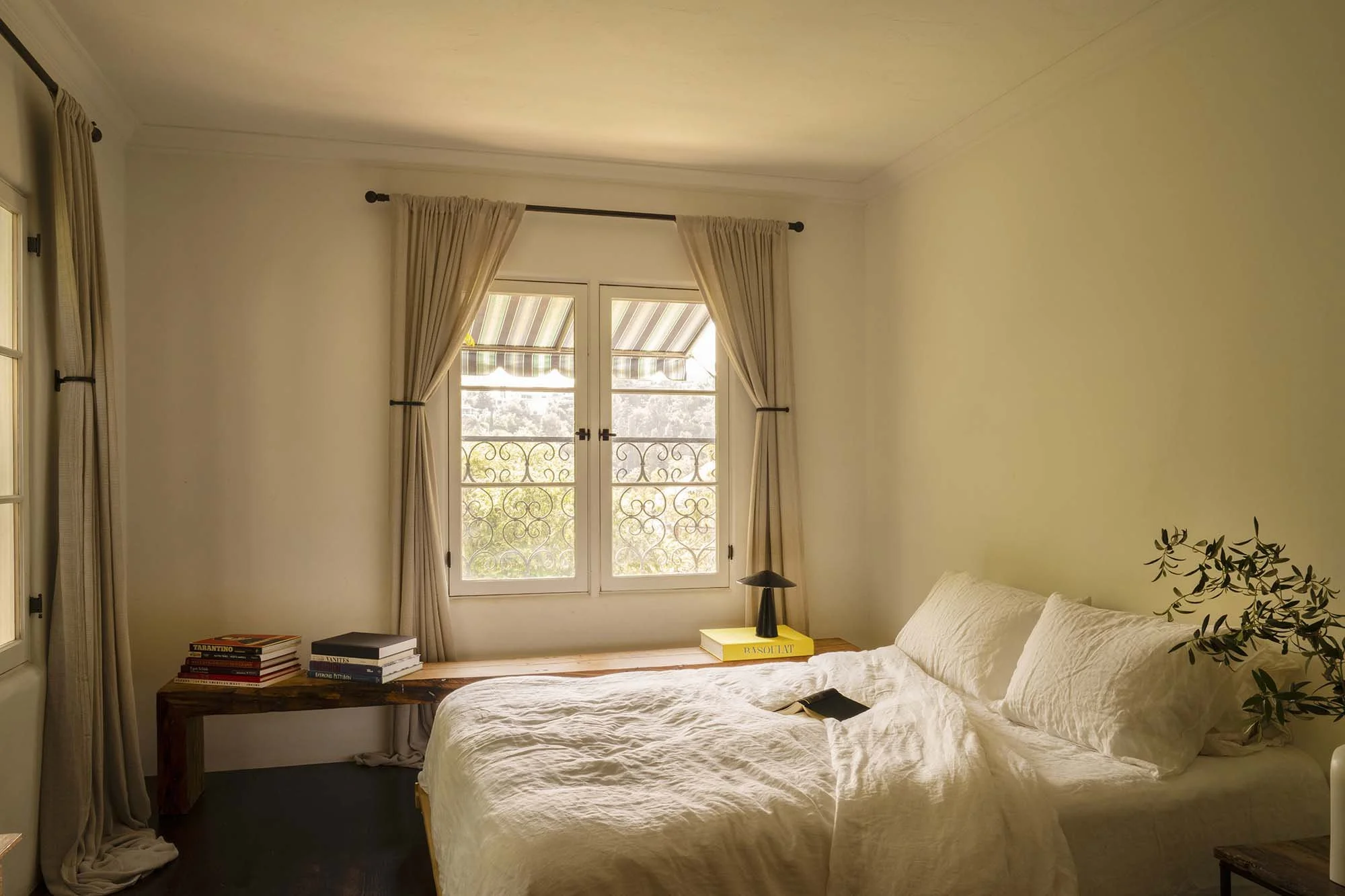 PL6014-028-guest-bedroom-linen-curtains-window-bench.jpg