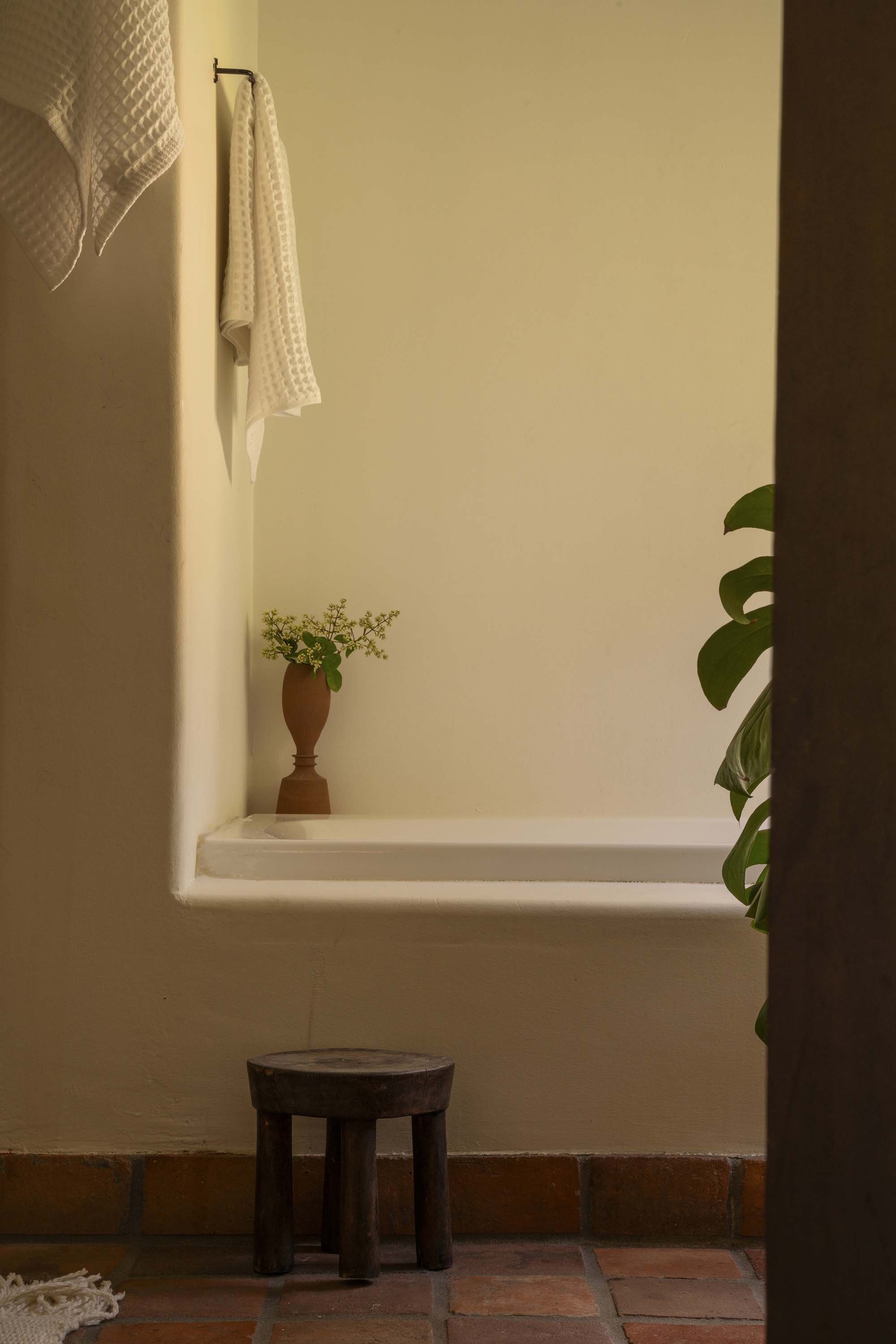 PL6014-027-bathroom-niche-bench-wooden-stool-vase.jpg