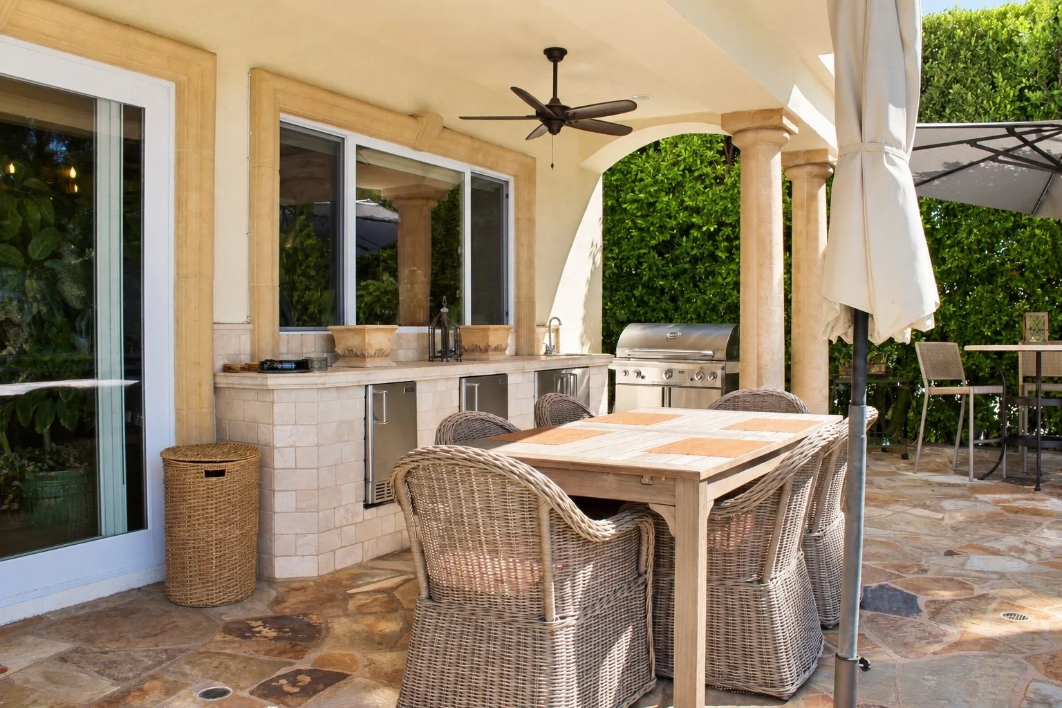 40-outdoor-kitchen-and-dining.jpg