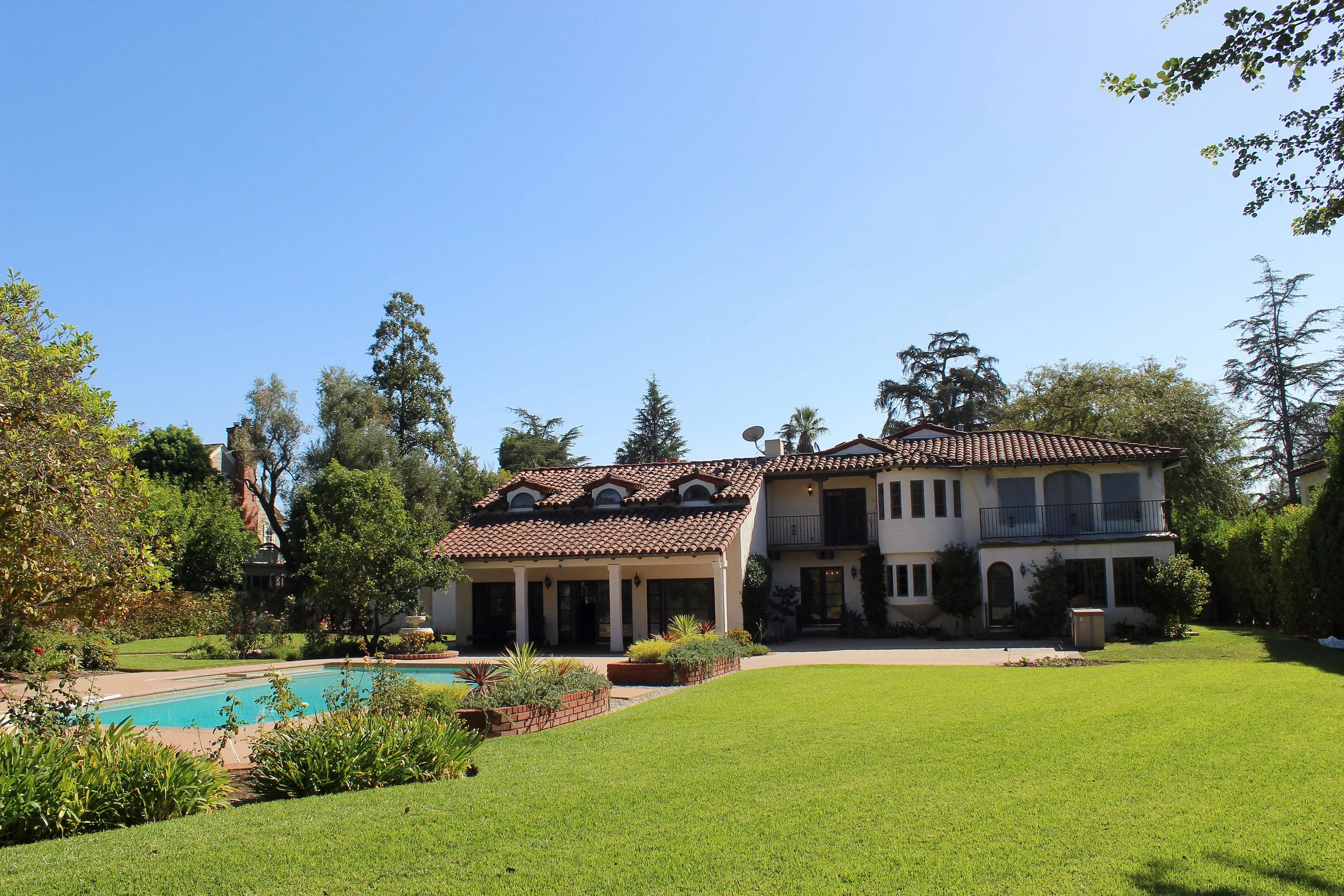 28_PL-4106_rear-estate-and-lawn.jpg
