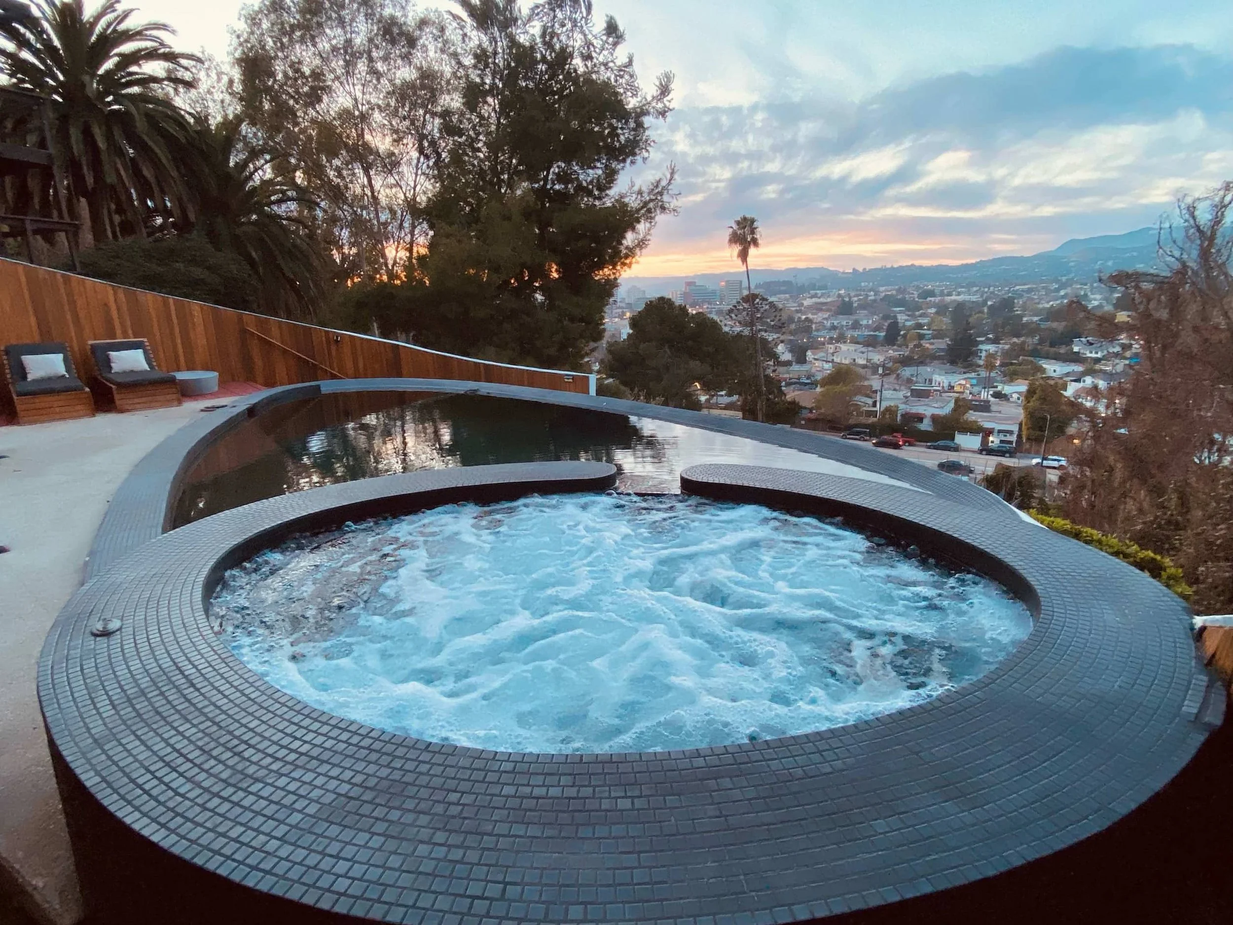 004_Hot_Tub_Pool_with_View_of_The_Hollywood_Sign_and_Griffith_Observatory.jpg
