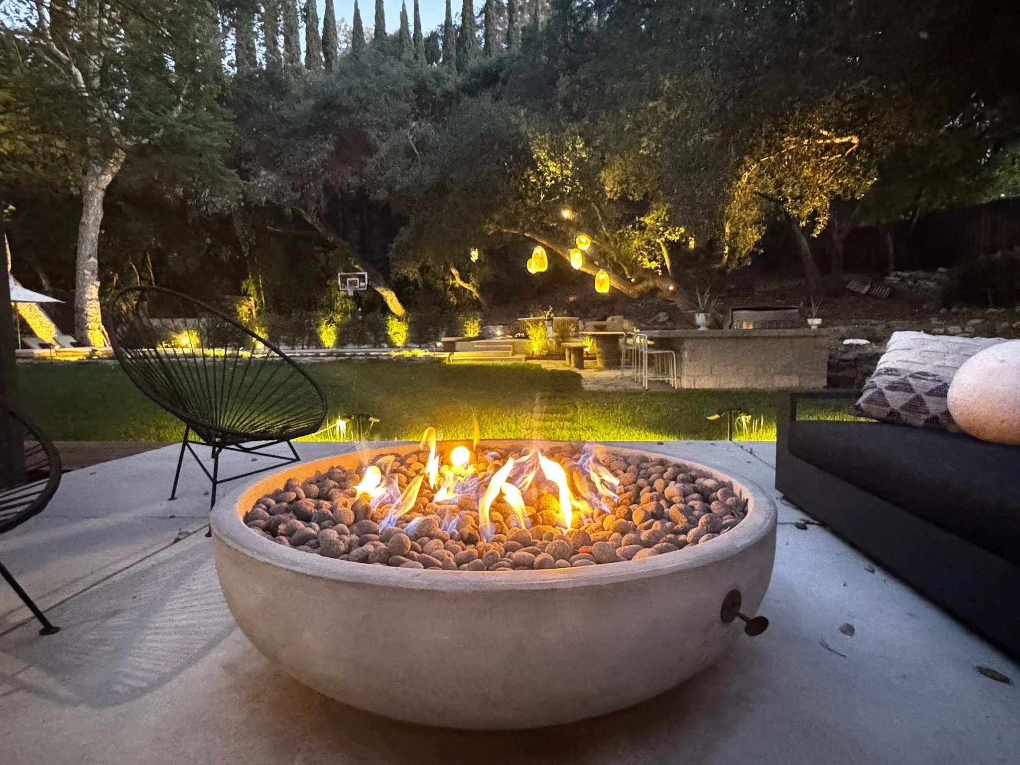 Illuminated fire pit, lawn and outdoor kitchen. | PL-3803